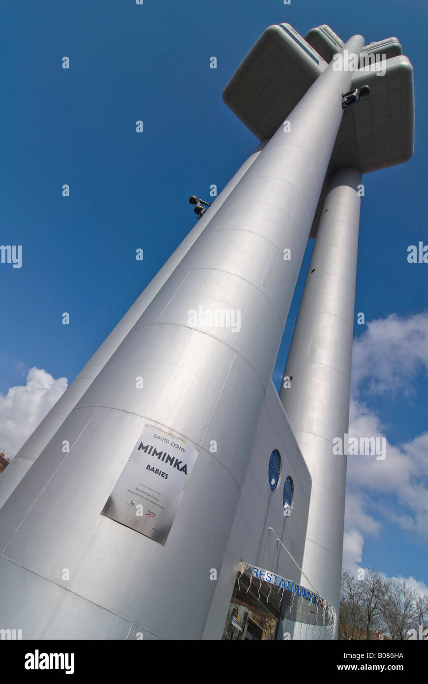 Verticale ampia angolazione di David Cerny Miminka dell 'strisciando bébés sul Zizkov torre televisiva contro un luminoso cielo blu. Foto Stock