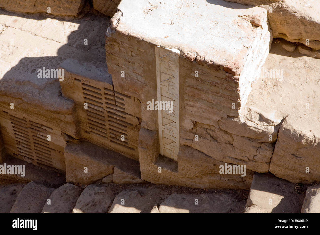 Vista guardando verso il basso in corrispondenza di fasi di Nilometer, Isola Elefantina, Aswan, Egitto Foto Stock