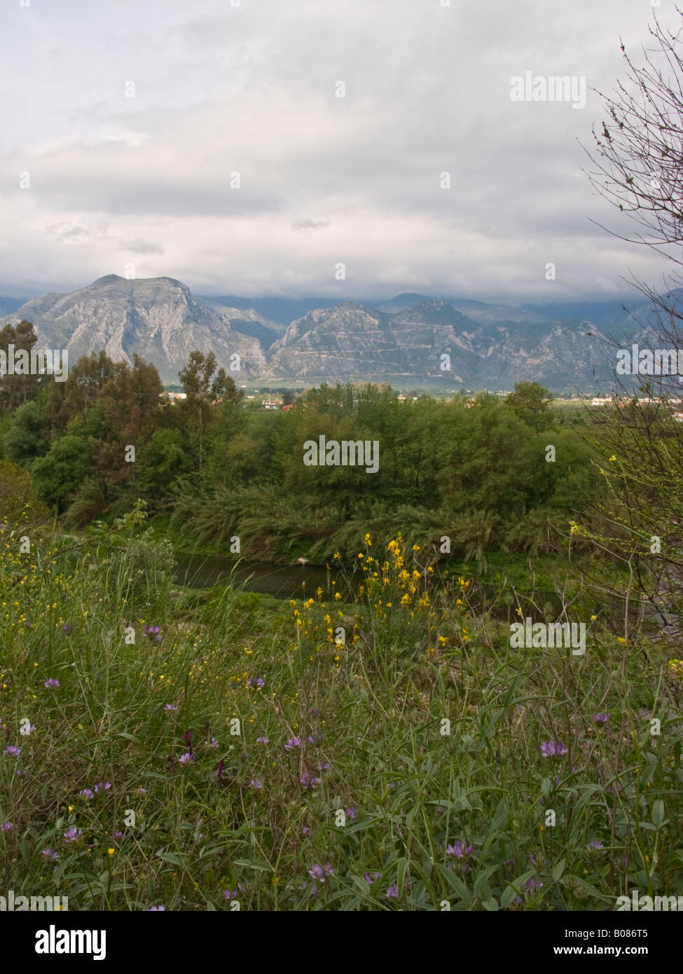 Vista del Monte Taigetos dalle rive del fiume Eurotas accanto a Sparta Foto Stock