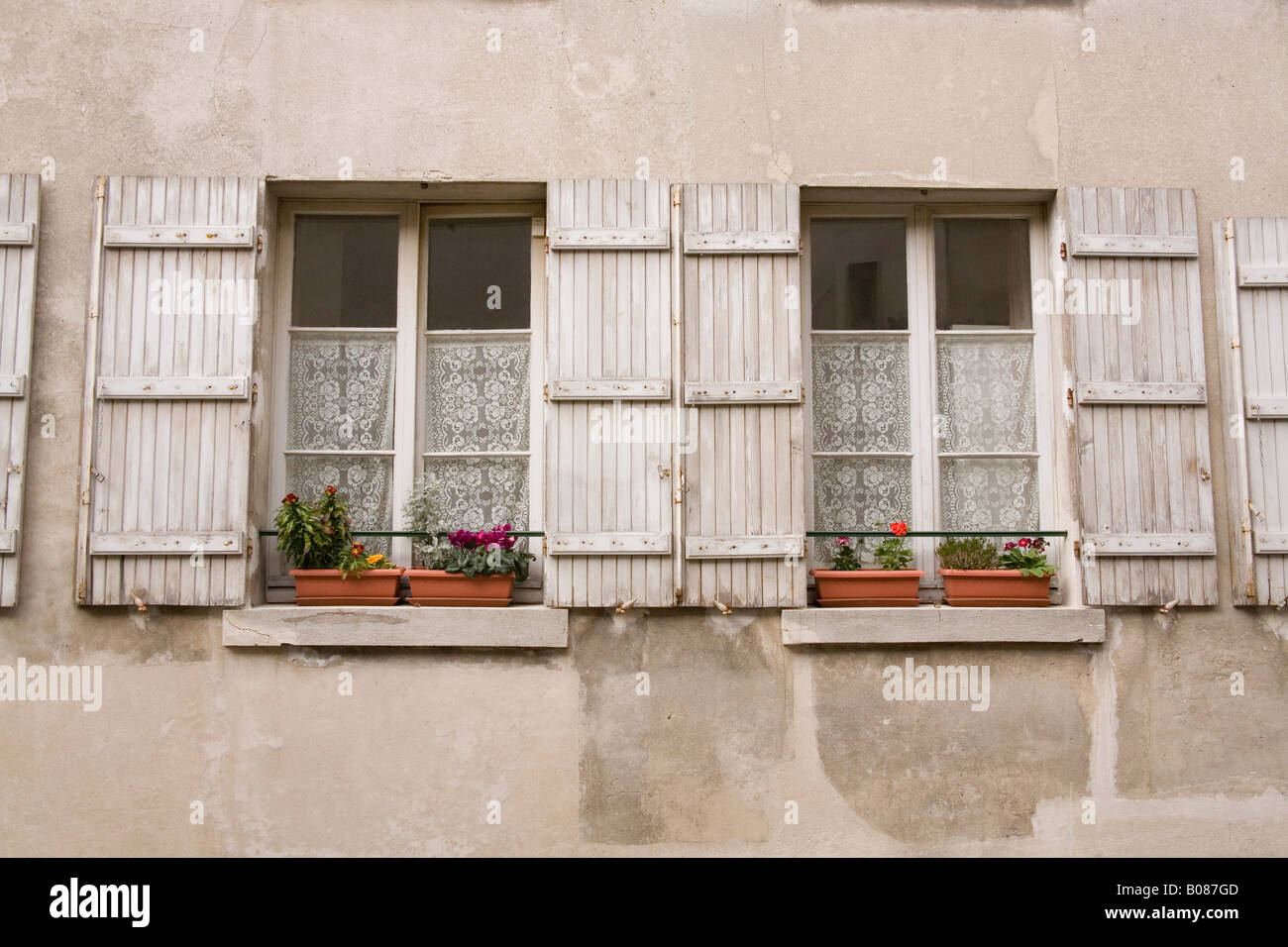 In stile tradizionale francese di persiane alle finestre, Parigi, Francia Foto Stock