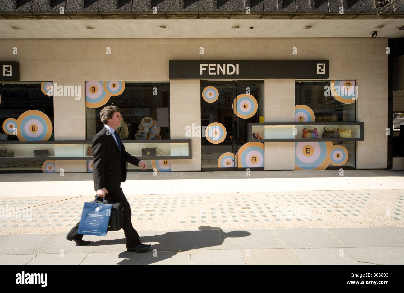 Shopper maschio in tuta passeggiate passato Fendi Shop tomaia Sloane Street Knightsbridge Foto Stock