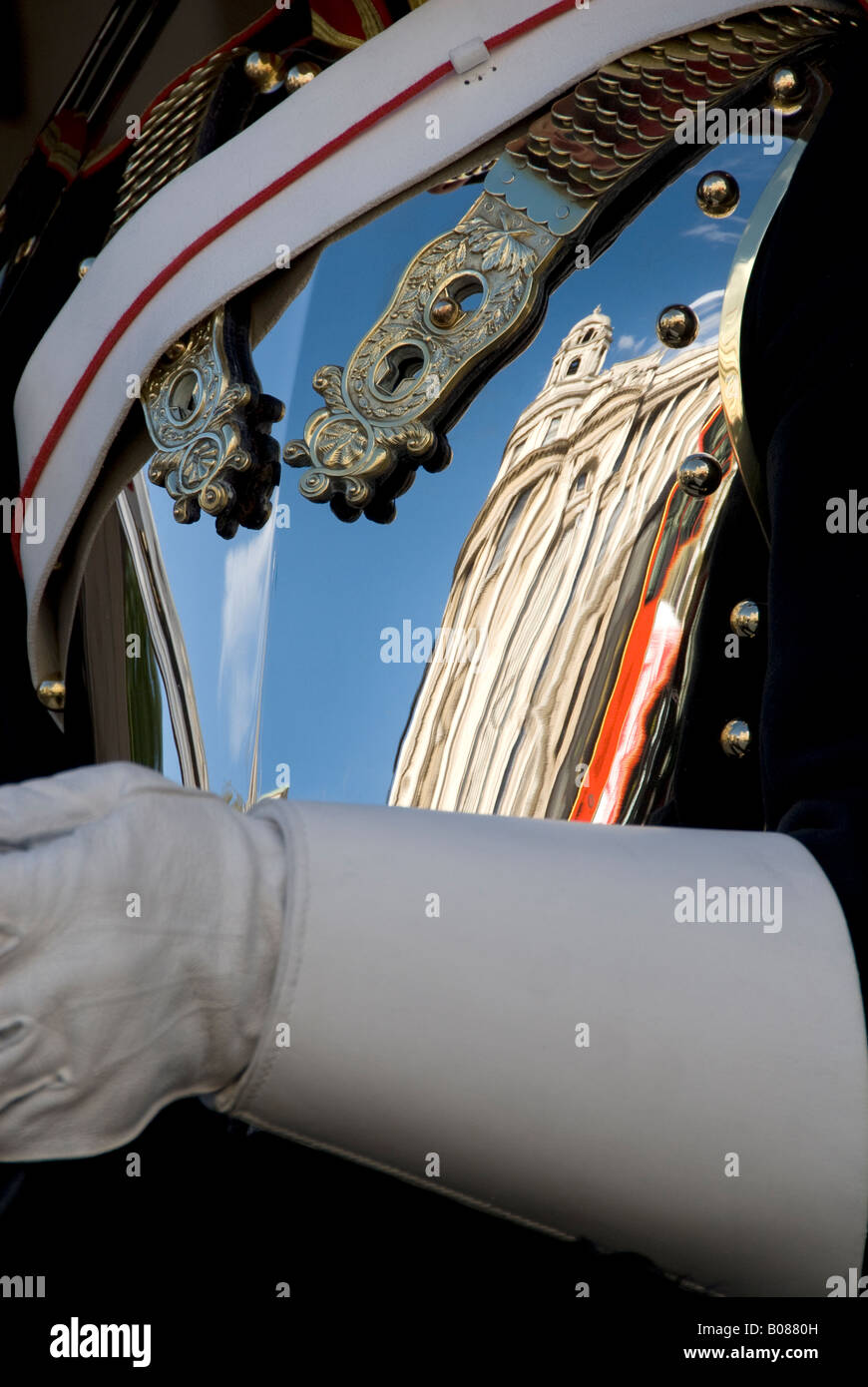 La vecchia guerra ufficio edificio riflette il pettorale di una famiglia Cavalleria Horse Guard sentry, Whitehall, Londra, Regno Unito, 2007 Foto Stock