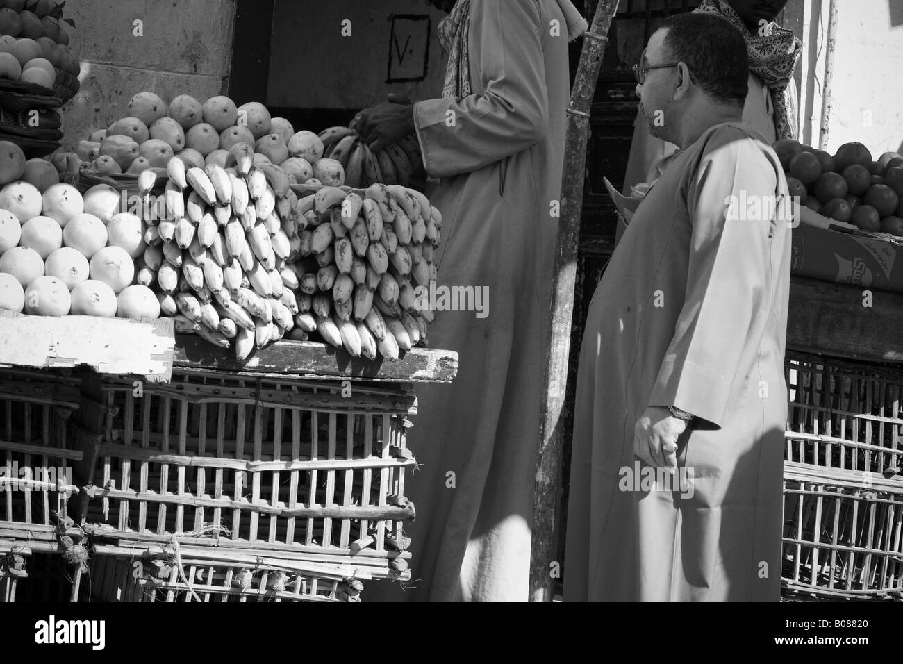 Frutta e verdura in vendita market place, città di Assuan, Egitto Foto Stock