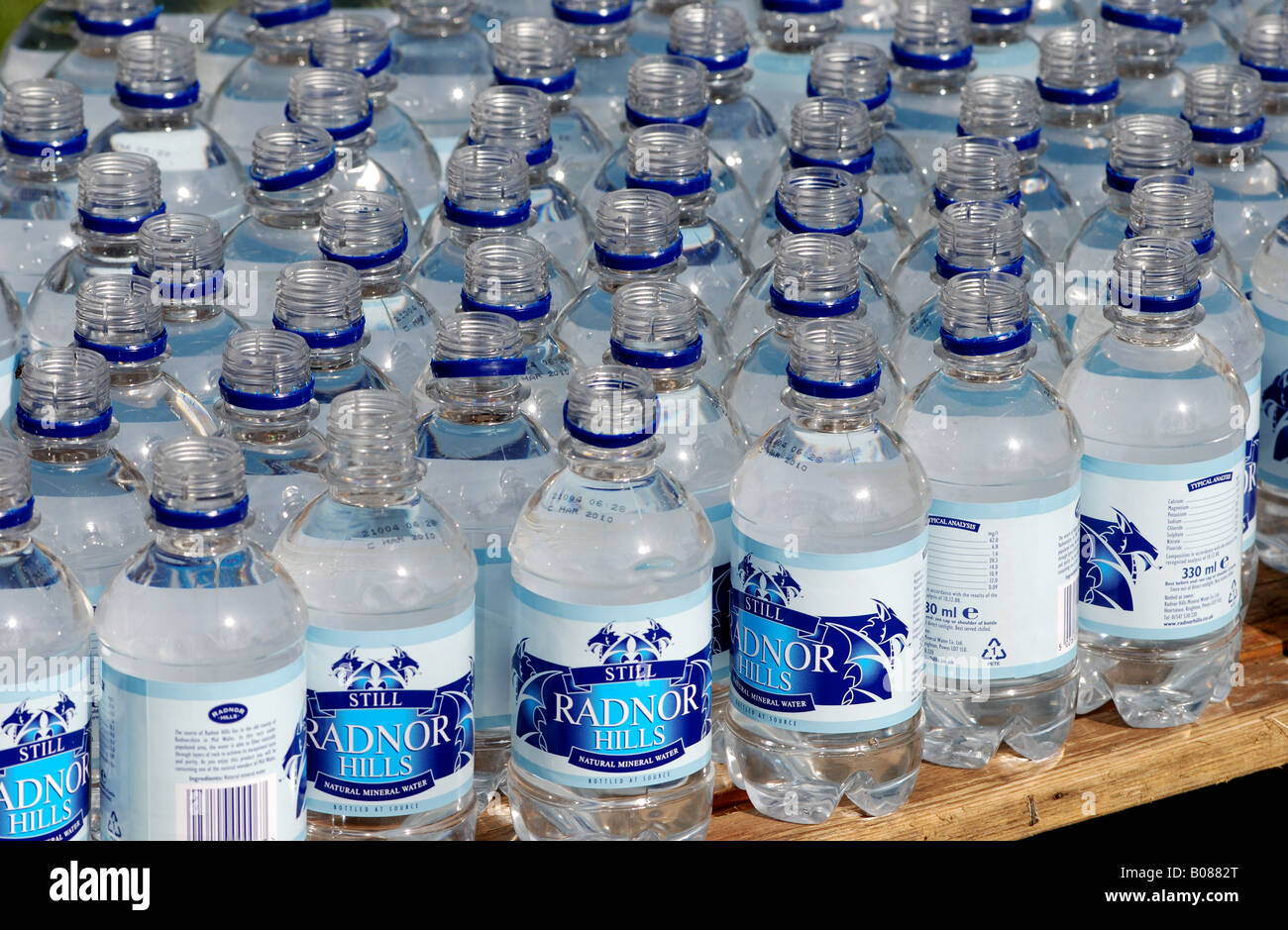 Le bottiglie di plastica di acqua alla maratona di stazione di bevande, REGNO UNITO Foto Stock