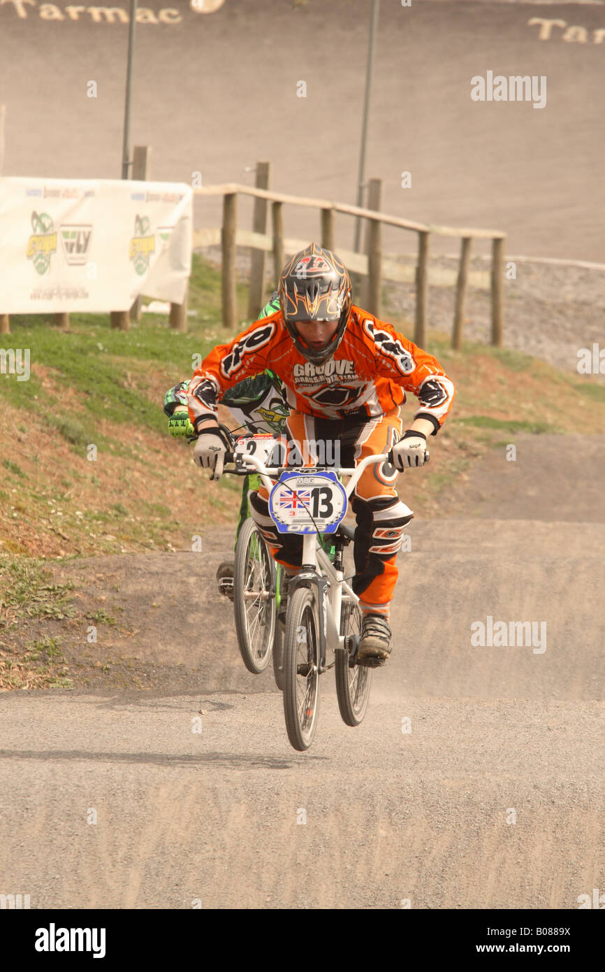 Adolescente BMX bike rider ciclismo in gara la concorrenza evento indossando indumenti di protezione casco di ingranaggio Foto Stock