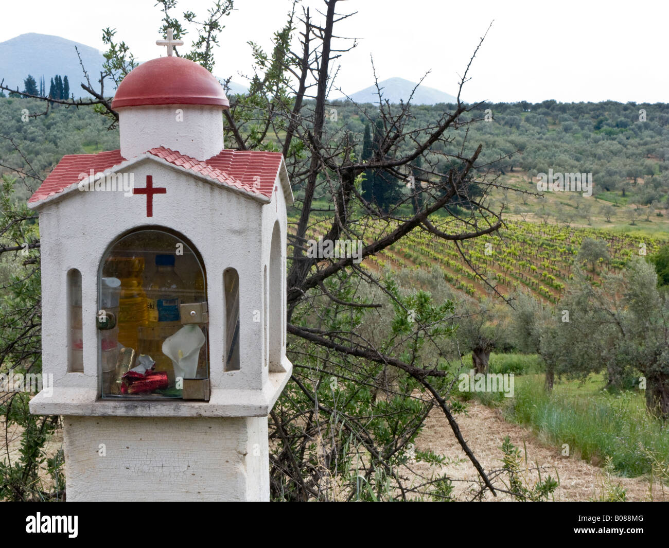 Santuario sul ciglio della strada, vicino a Corinto, Grecia, accanto a vigneto Foto Stock