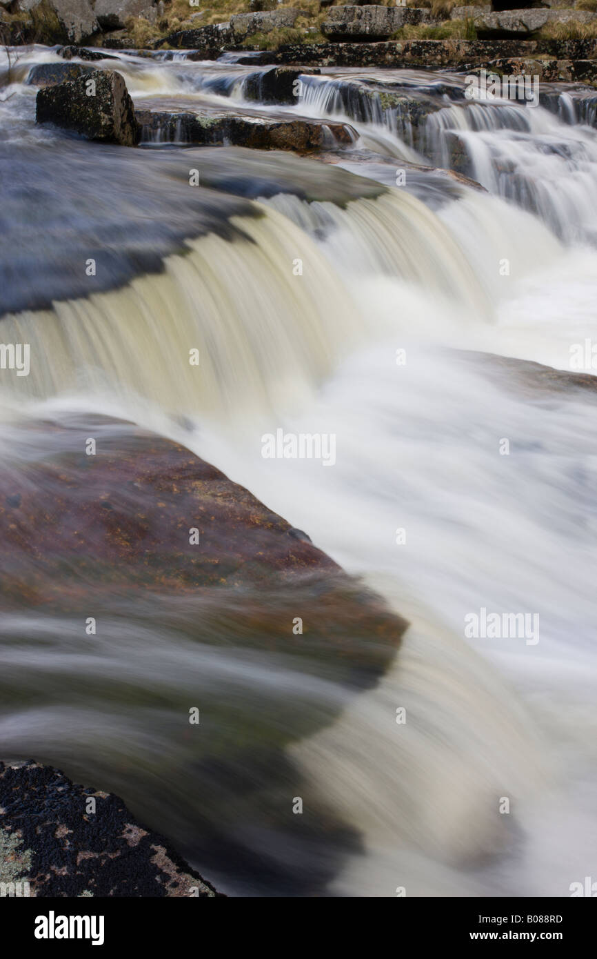Fast acqua che scorre sulle rocce a Tavy clivare nel Parco Nazionale di Dartmoor Devon England Foto Stock