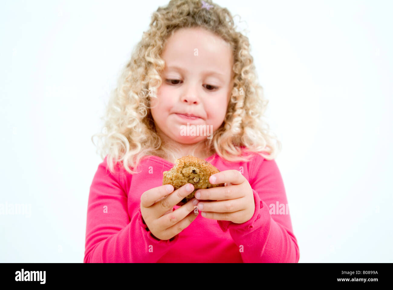 Bambina mangiare cookie Foto Stock