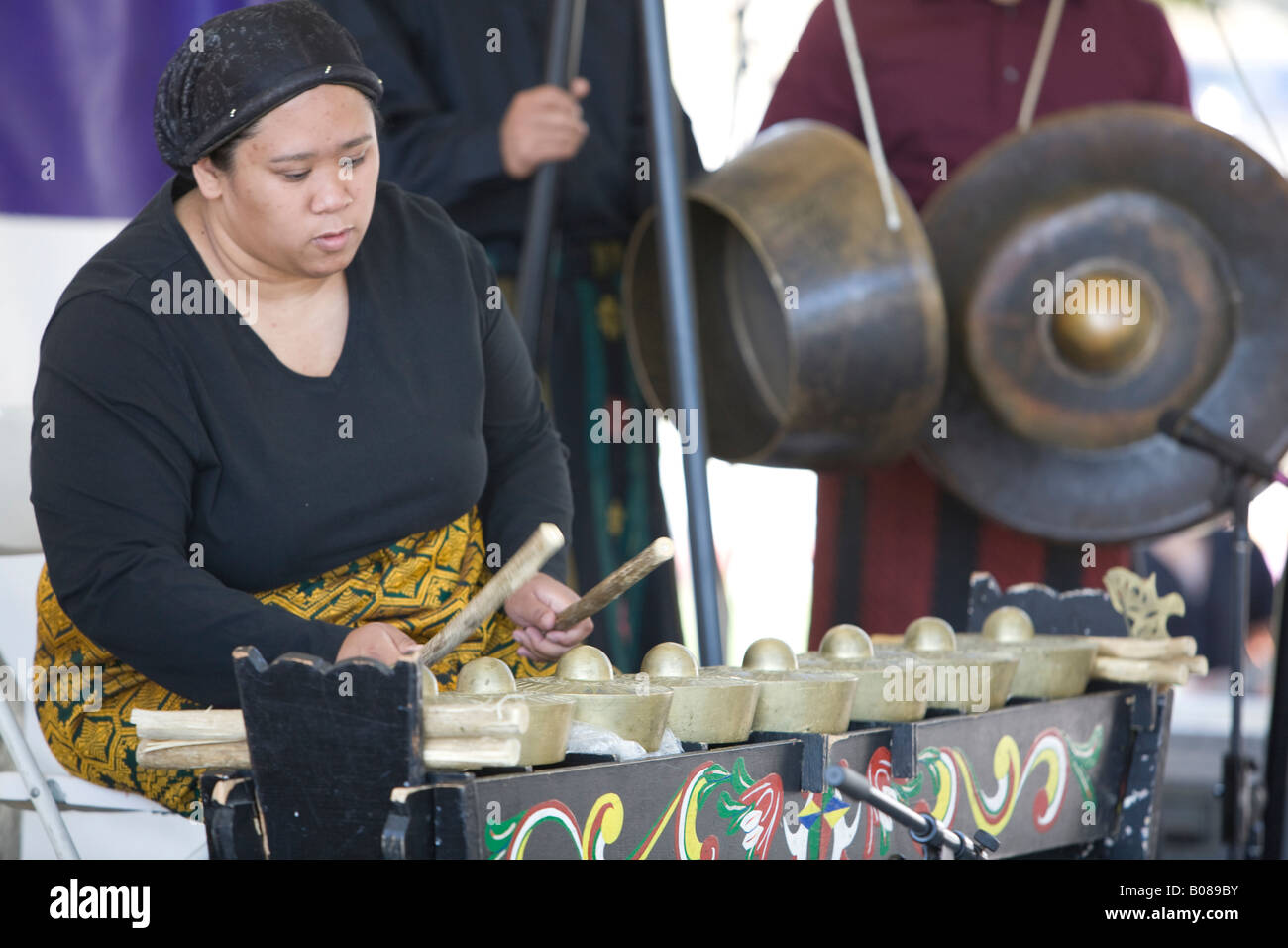 Gli artisti interpreti o esecutori da Pakaraguian Kulintang Ensemble al sedicesimo Festival Annuale di arti filippine cultura FPAC Foto Stock