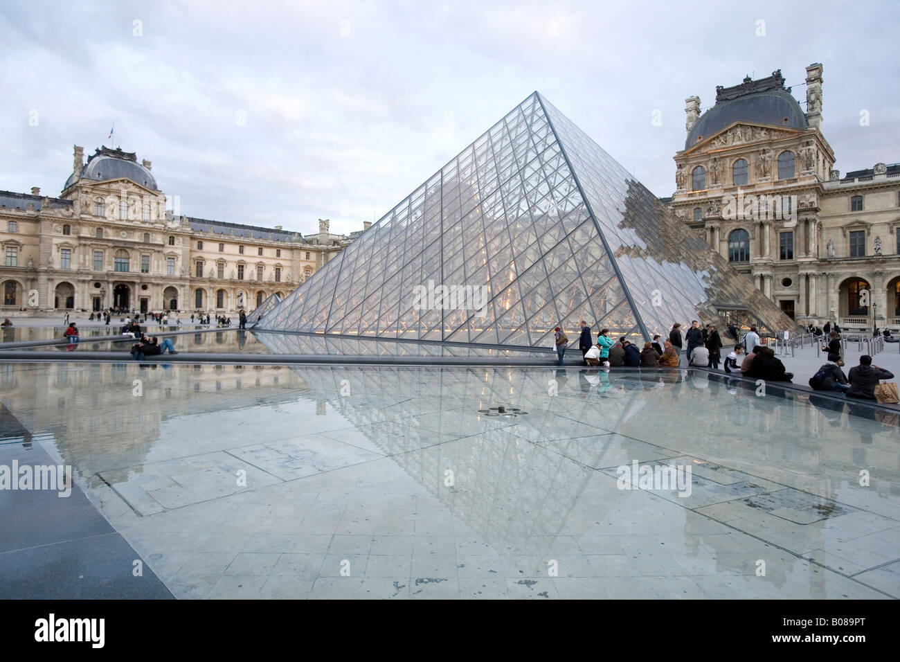 Il museo del Louvre e la piramide di vetro Parigi Francia Foto Stock