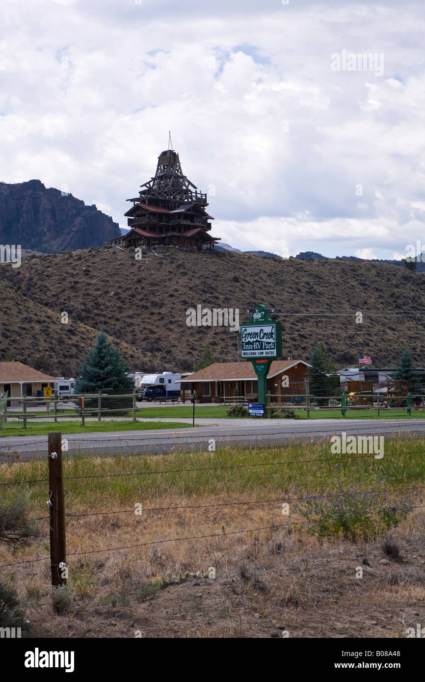 Immagine di un tormentato cercando casa su una collina che si affaccia e domina la cittadina di Wapiti Wyoming Foto Stock