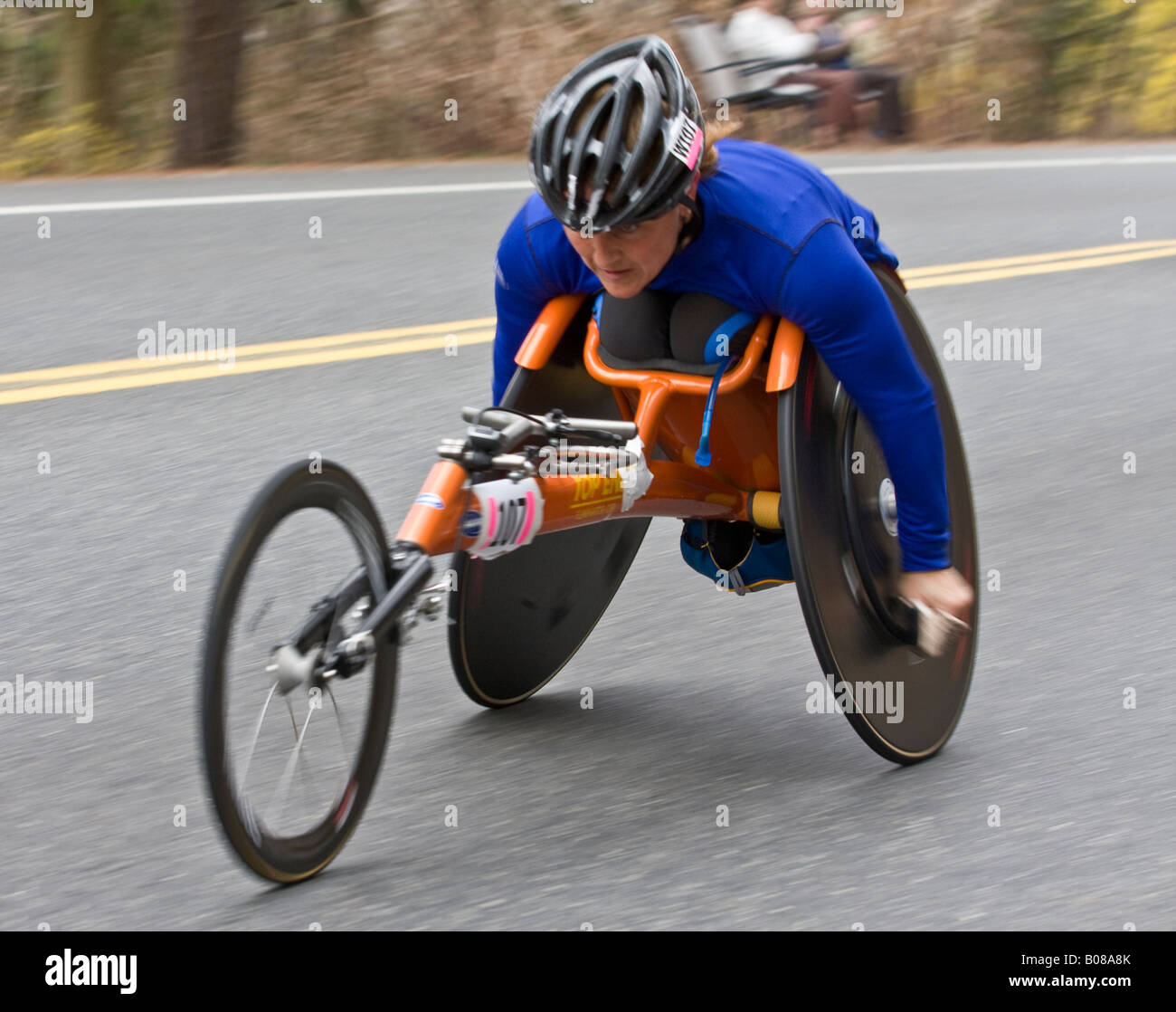 Spingere la sedia a rotelle di bordo racers alla Boston Marathon 2008 Foto Stock