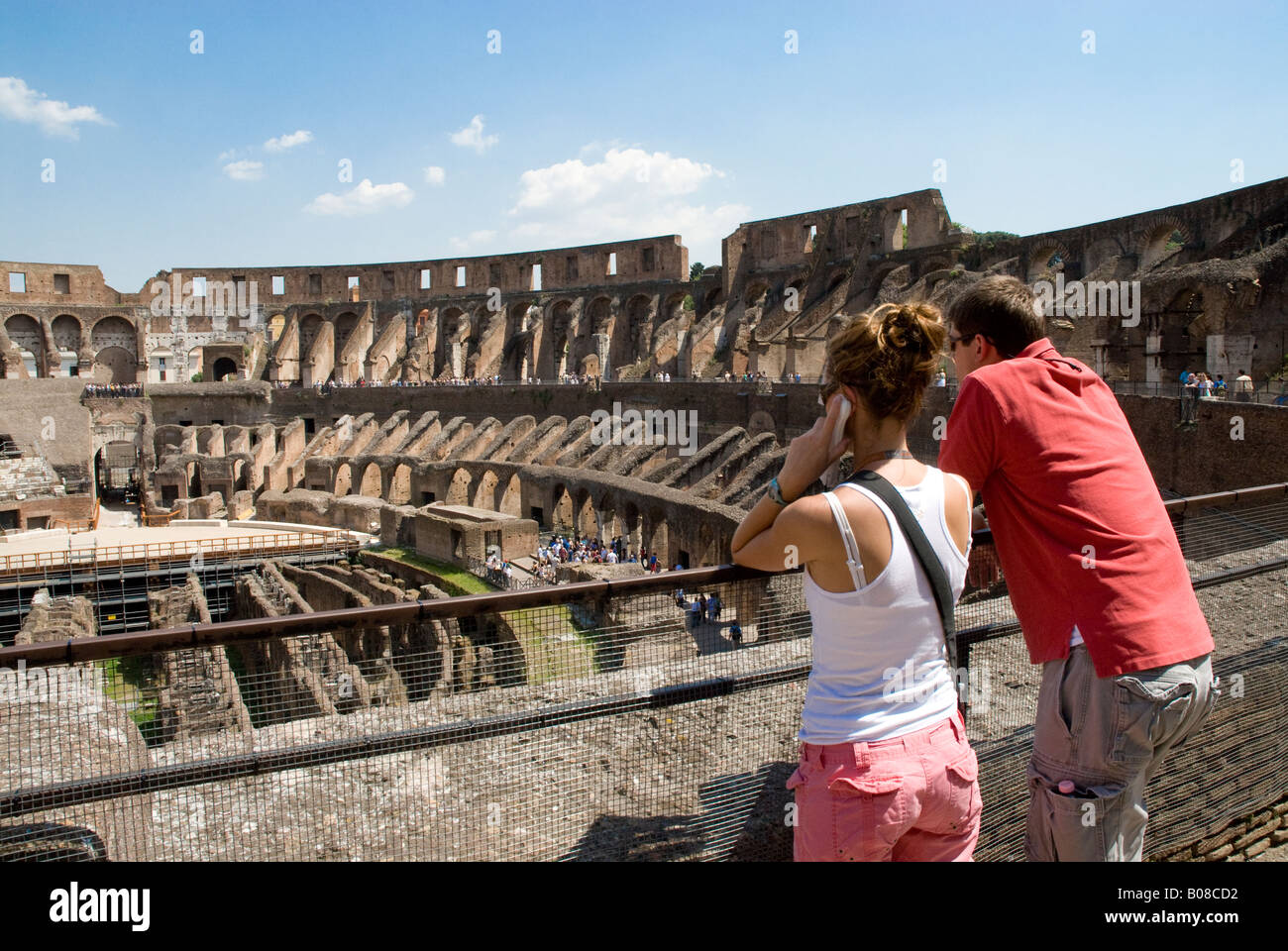 Colosseo, Roma due turisti di T shirt guardando oltre l'Arena e ipogeo Foto Stock