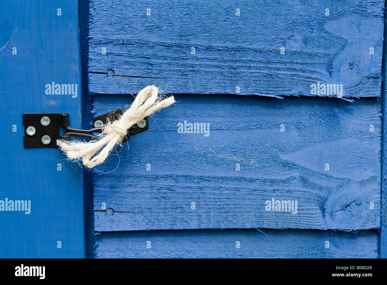 Un capannone porta legato con una corda, UK. Foto Stock