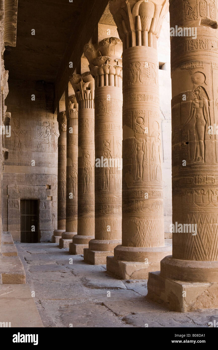 Oriente colonnato, e il Tempio di Philae, Isola di Isis, Agiliki, Aswan, Egitto Foto Stock