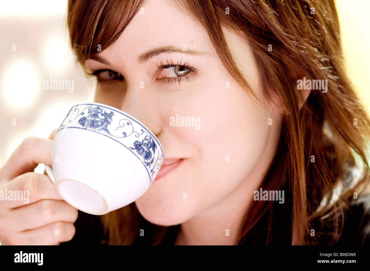 Donna prendendo un sorso di una tazza Foto Stock