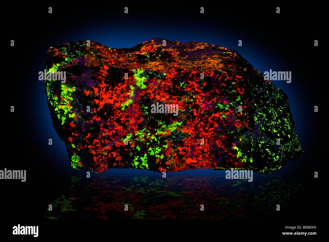 La Clinohedrite Hardystonite Calcite Willemite sotto luce UV Foto Stock