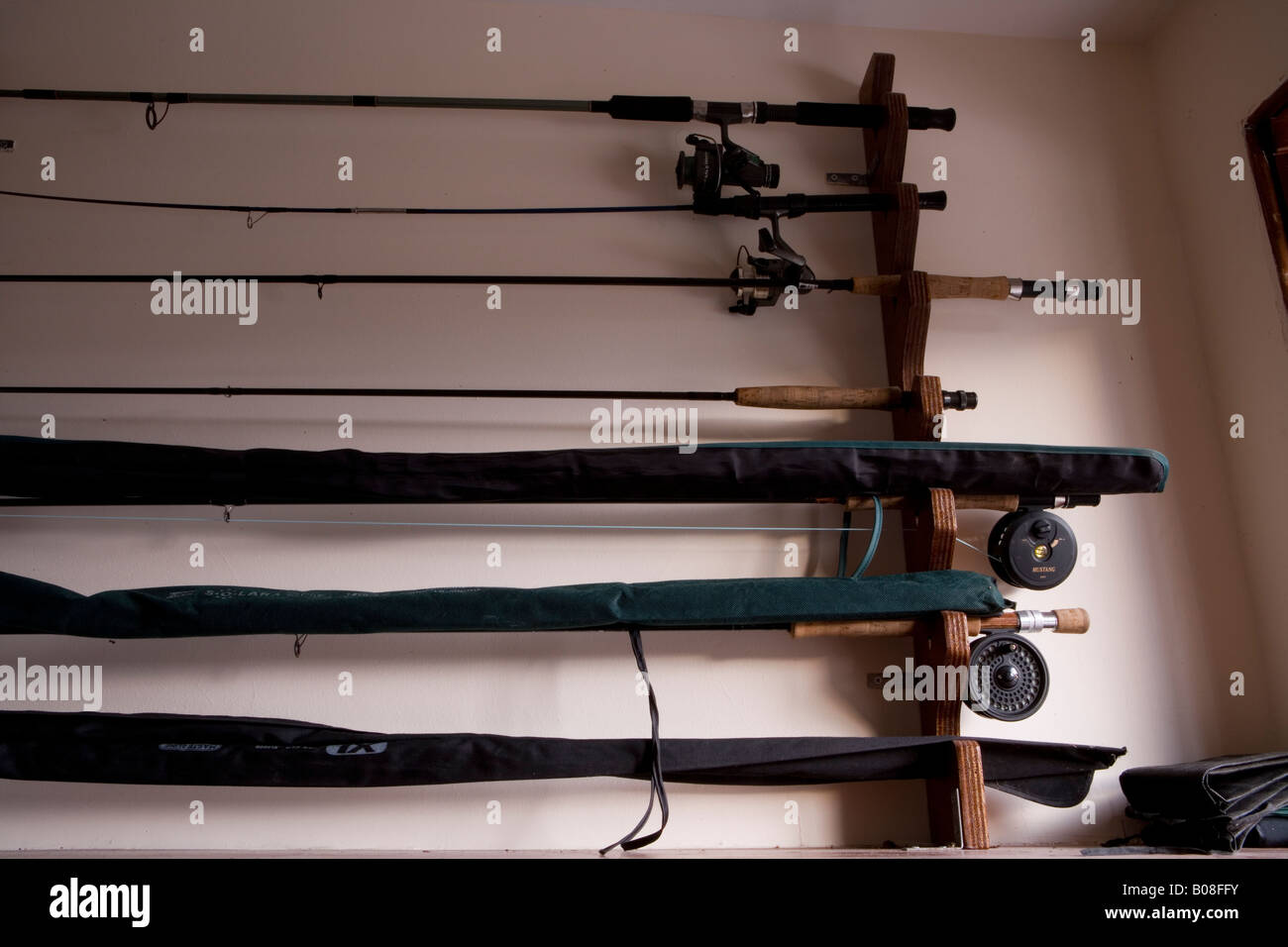 Rack di canne da pesca in Alladale Lodge, Alladale station wagon, Sutherland, Scozia Foto Stock