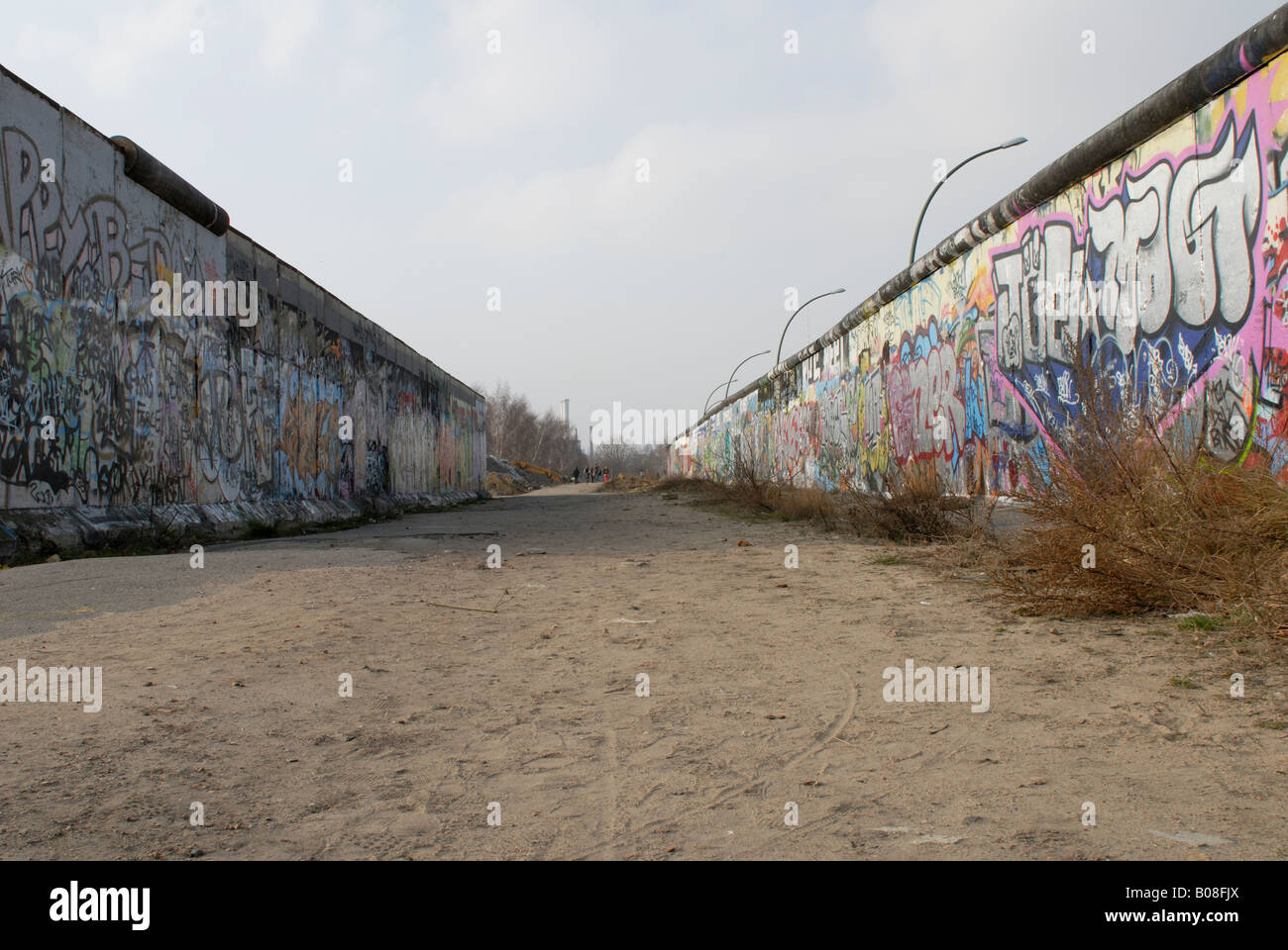 'Dead zona' dell'ex muro di Berlino coperto di graffiti ora utilizzato come un open air gallery chiamato East side gallery Foto Stock