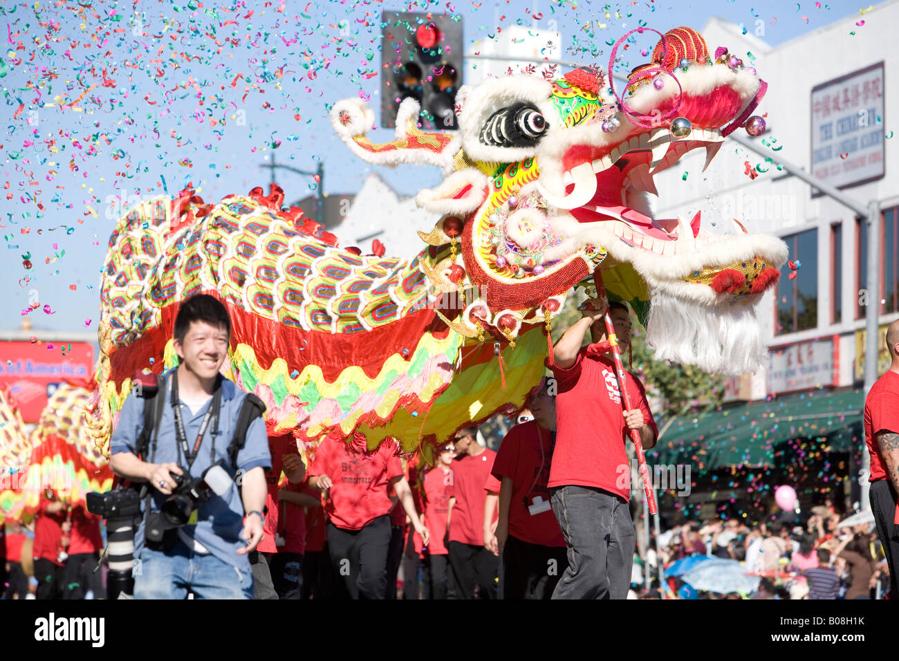Dragon esecutori nel nuovo anno cinese parade celebra anno del ratto Foto Stock