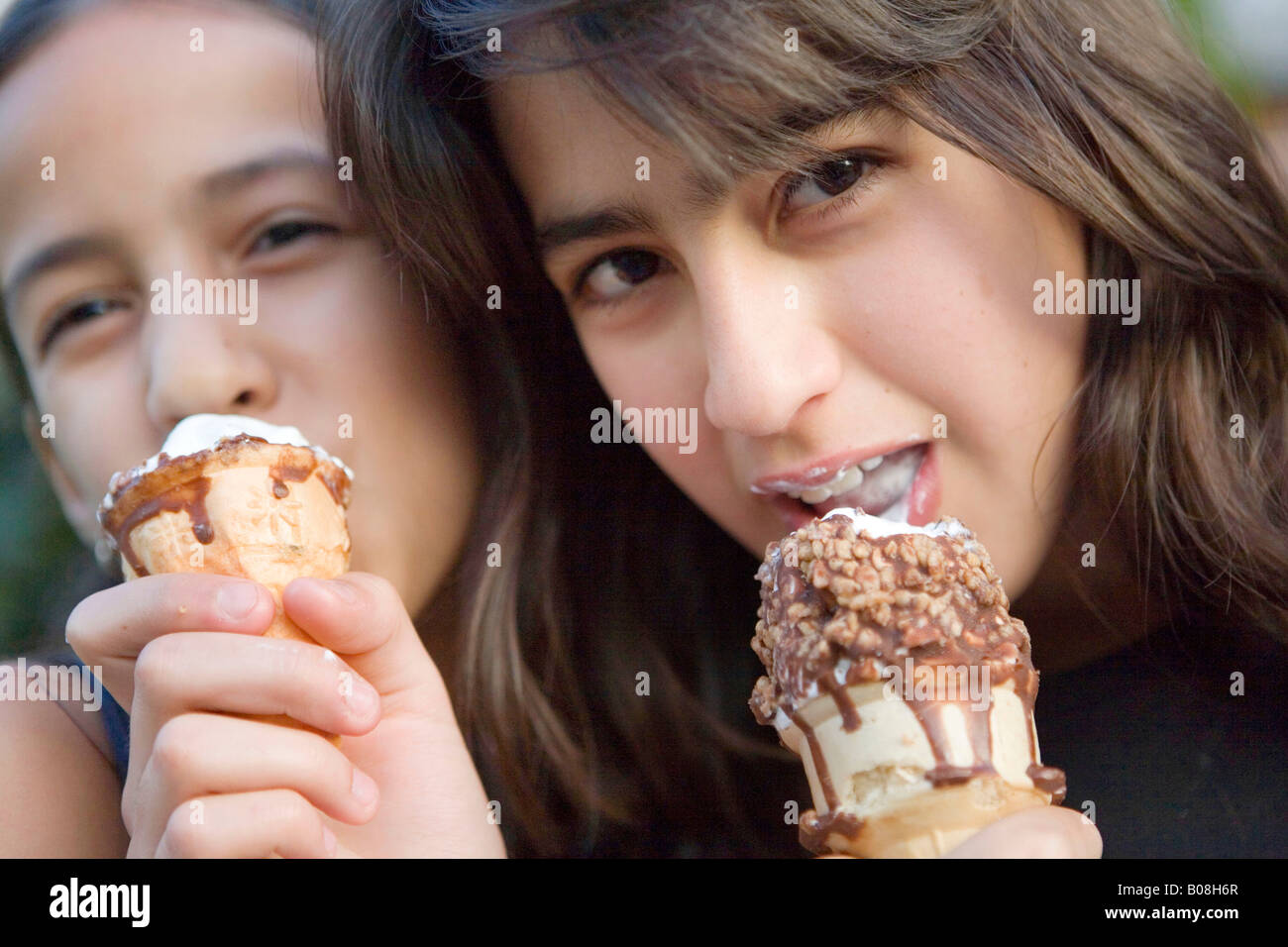 Due ragazze preteen mangiare cono gelato Foto Stock