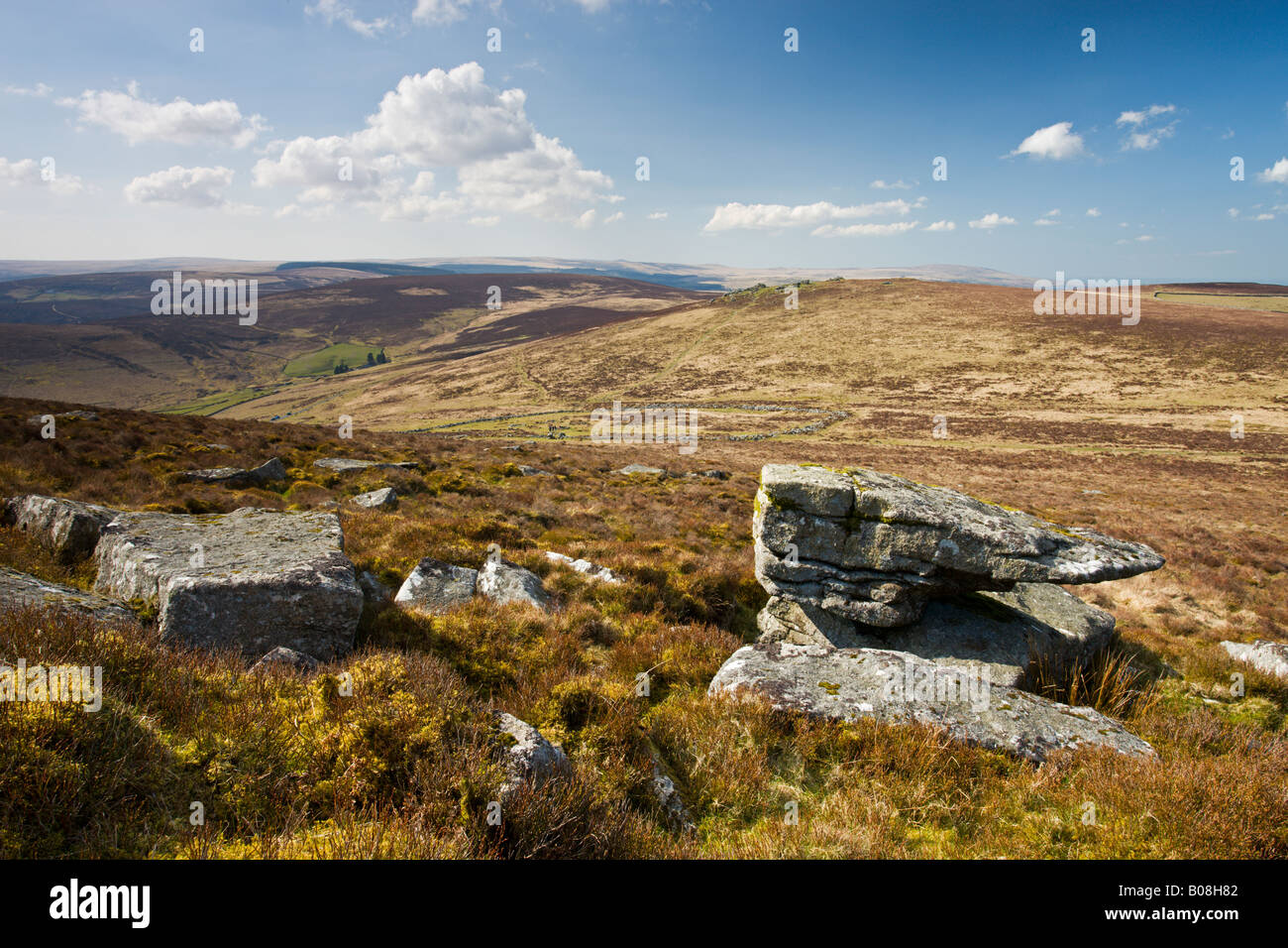 Affioramenti granitici vicino Grimspound nel Parco Nazionale di Dartmoor Devon England Foto Stock