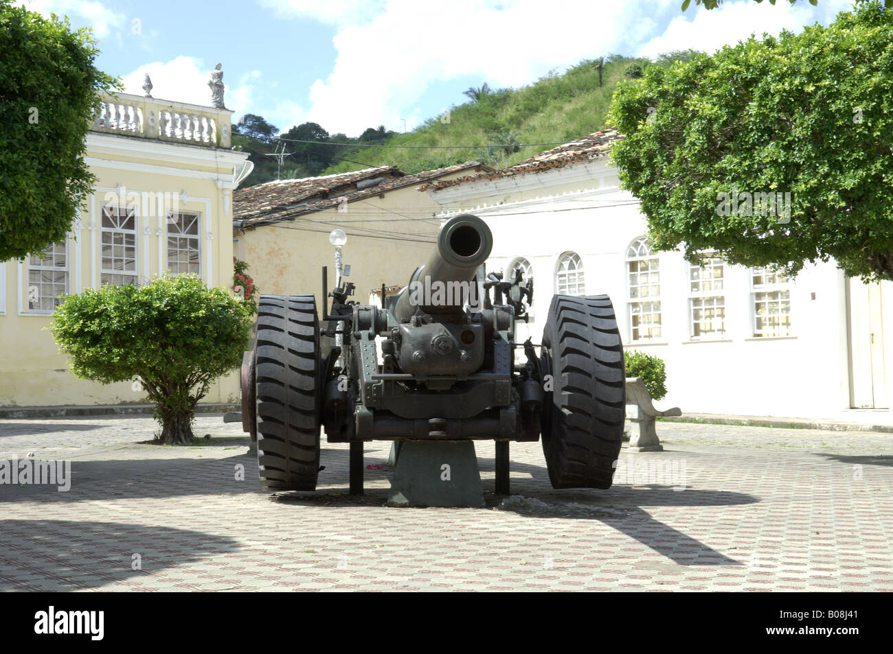 Un campo di pistola, artiglieria nella piazza principale di Cachoeira, una famosa località vicino alla città di Salvador, nello Stato di Bahia, in Brasile. Foto Stock