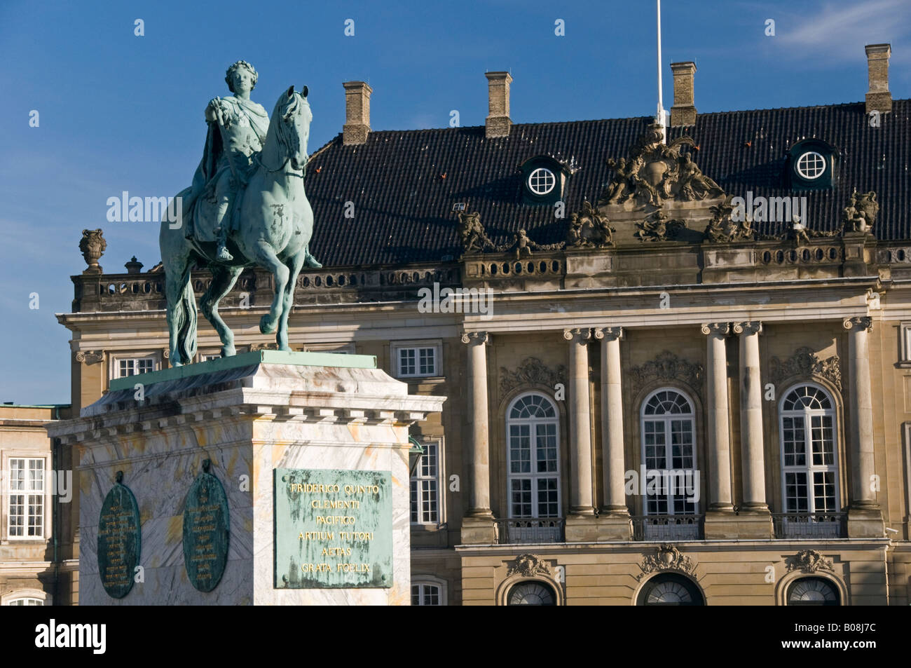Frederik V Statua equestre & Palazzo Schacks , Amalienborg Slotsplads, Frederiksstaden, Copenhagen, Danimarca Foto Stock