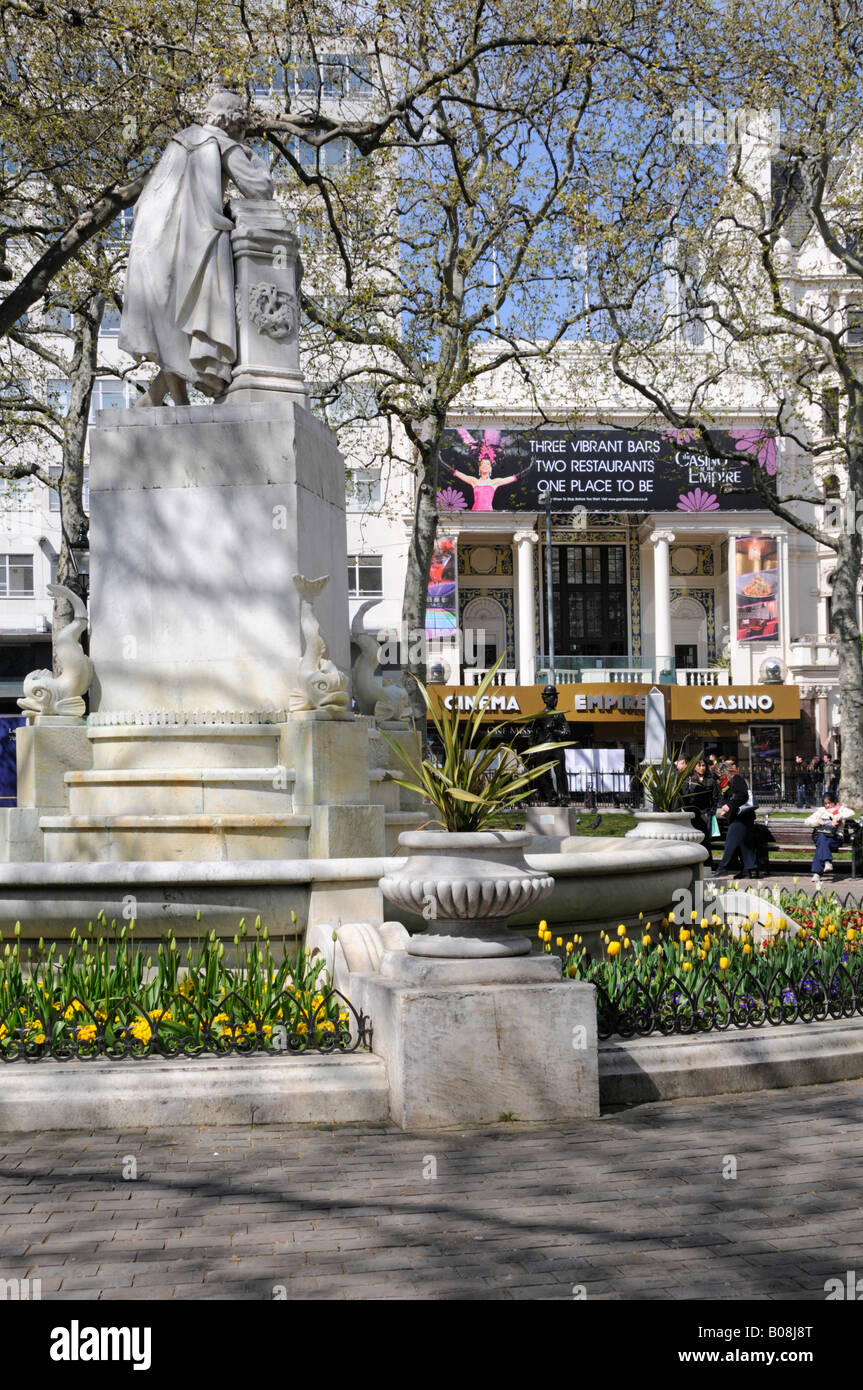 I giardini e la statua in Leicester Square West End di Londra cinema Empire casino e oltre Foto Stock