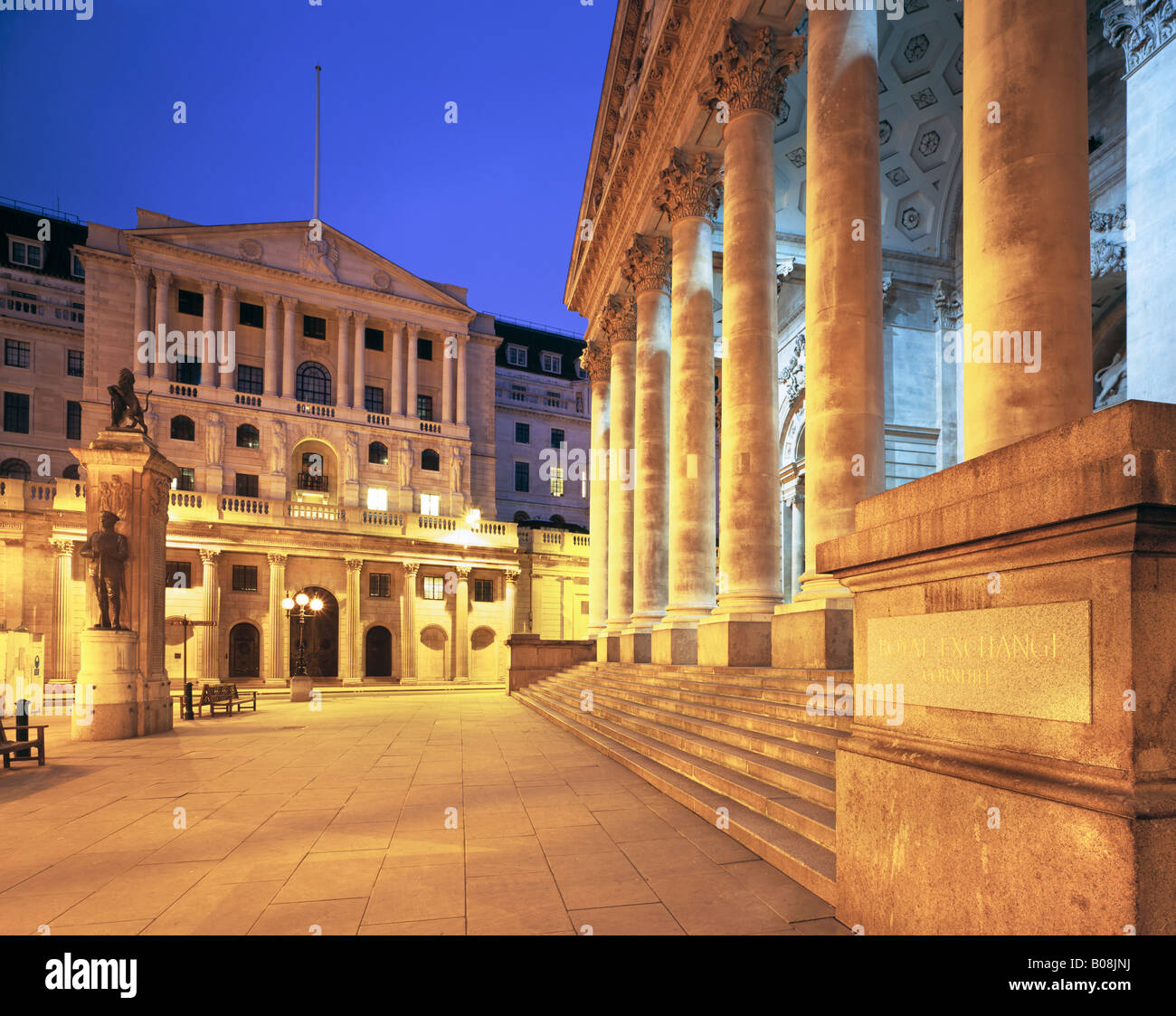 Banca di Inghilterra e Royal Exchange di notte, Londra, Regno Unito Foto Stock