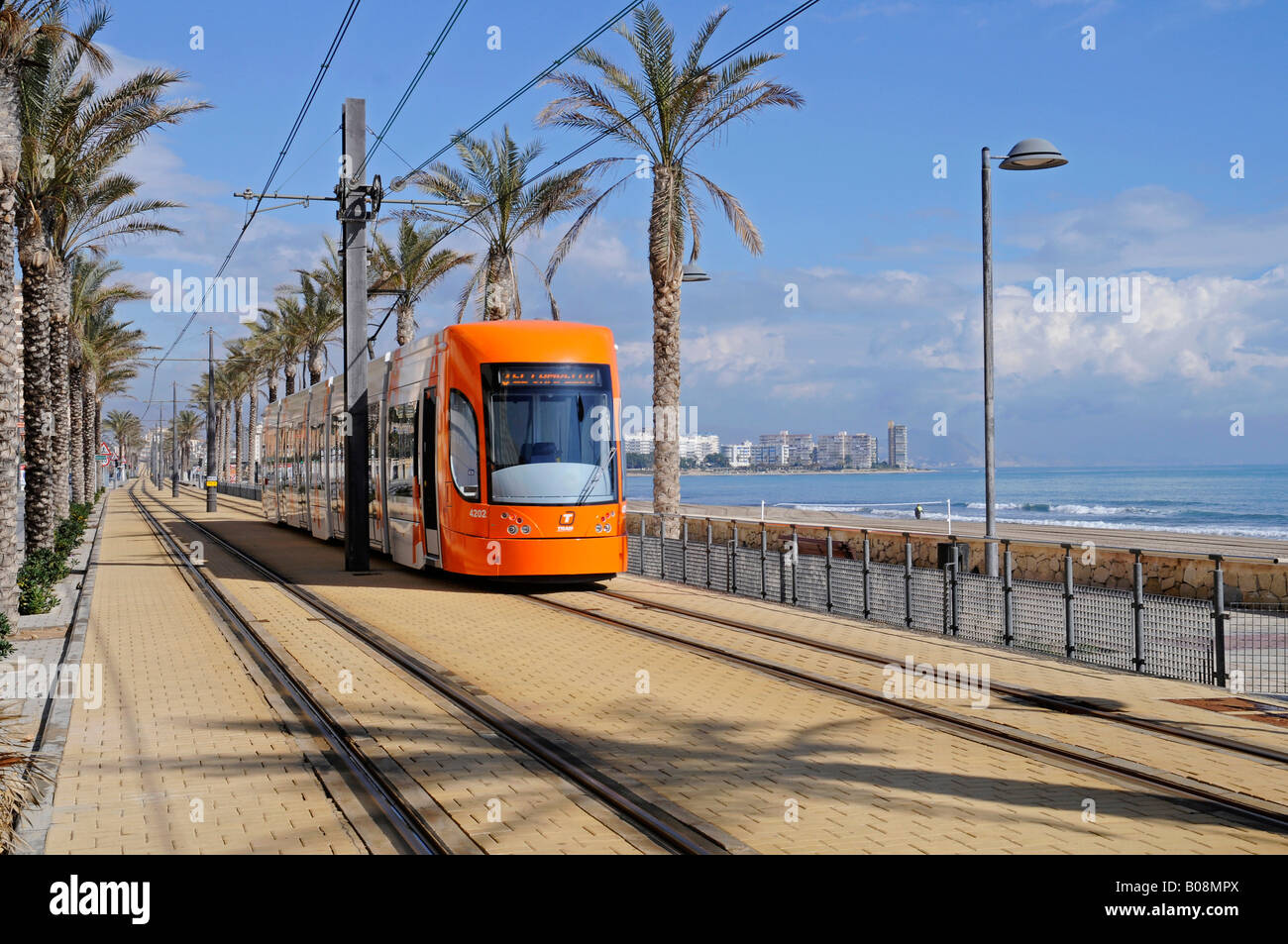 La linea del tram lungo la costa, Les Llances, Alicante, Costa Blanca, Spagna, Europa Foto Stock