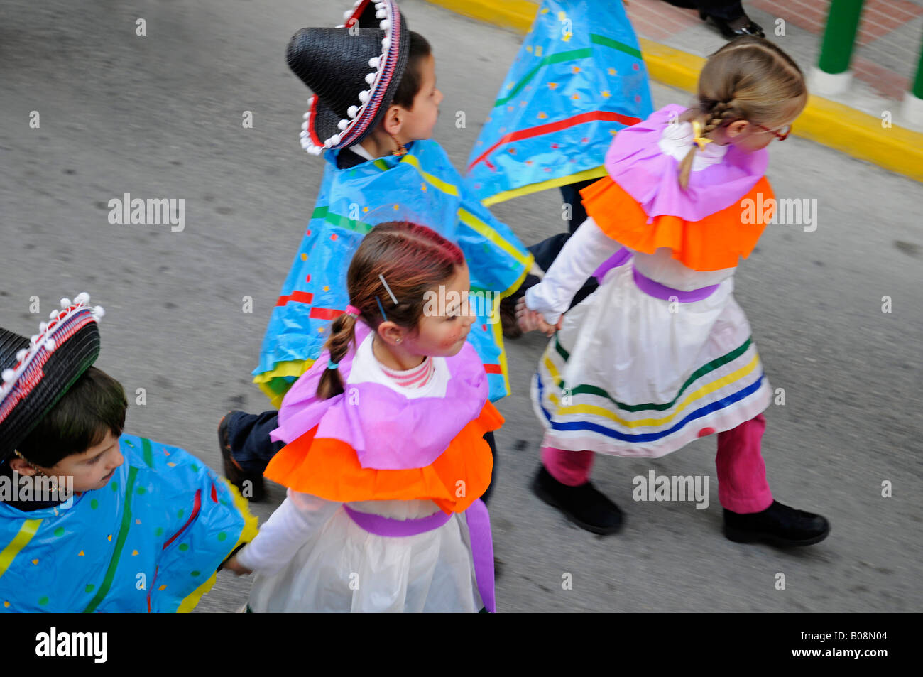 I bambini di strada di carnevale, Calpe Alicante, Costa Blanca, Spagna Foto Stock