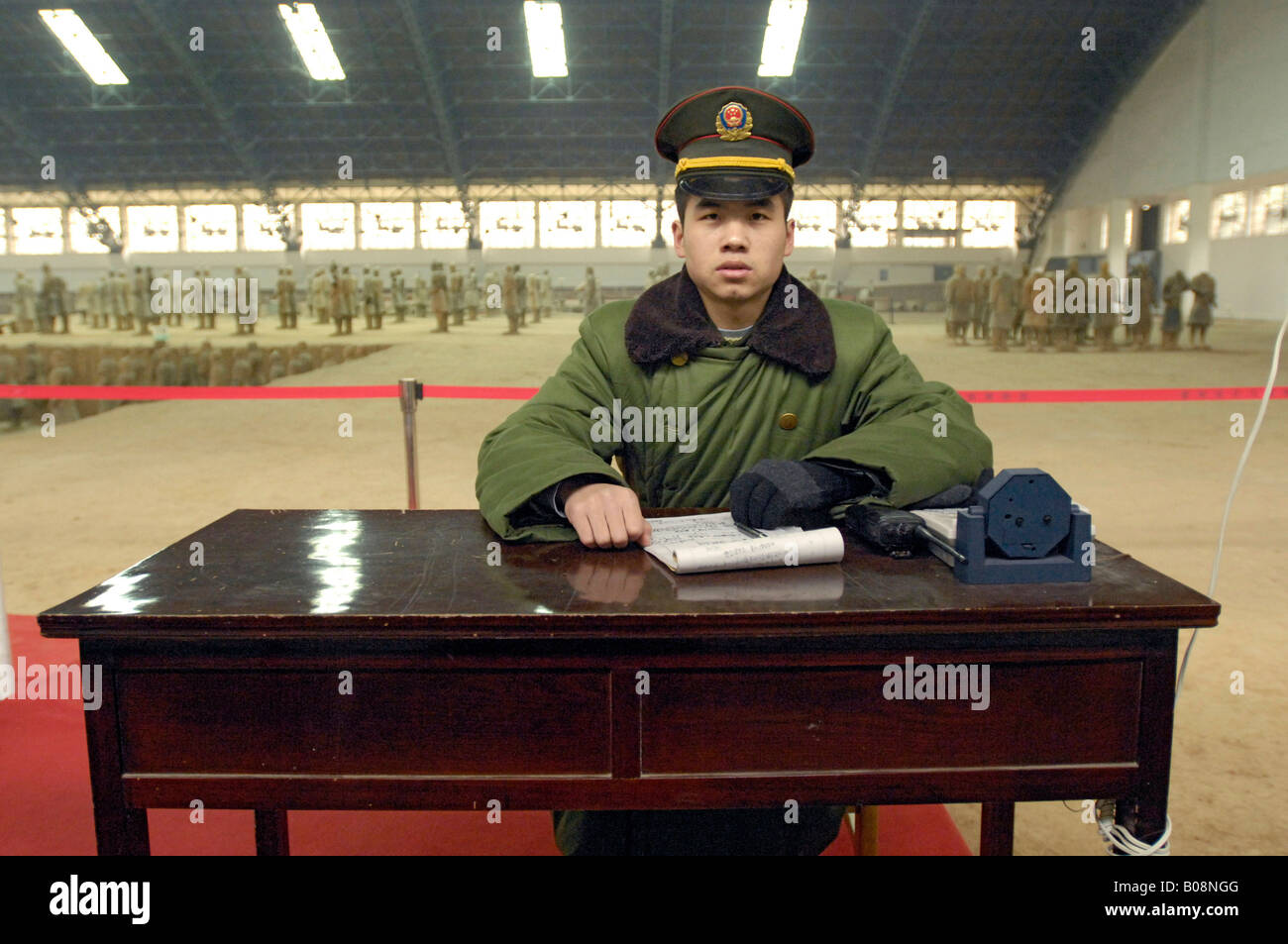 Museum guard, custodendo guerrieri di terracotta, Esercito di Terracotta nel Mausoleo del primo imperatore di Qin vicino a Xi'an, Shaanxi provi Foto Stock