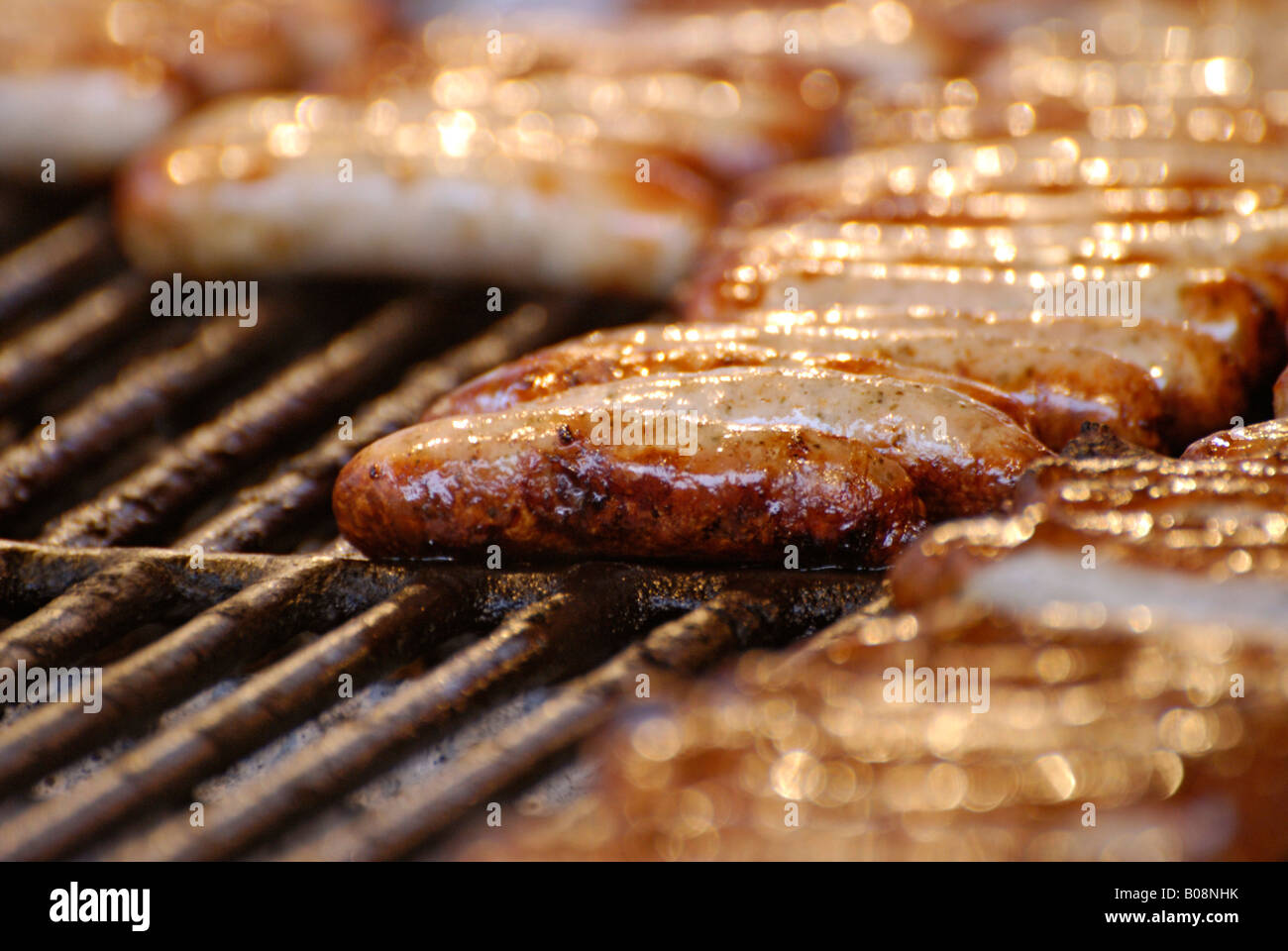Salsicce su un barbecue a carbone, grill Foto Stock