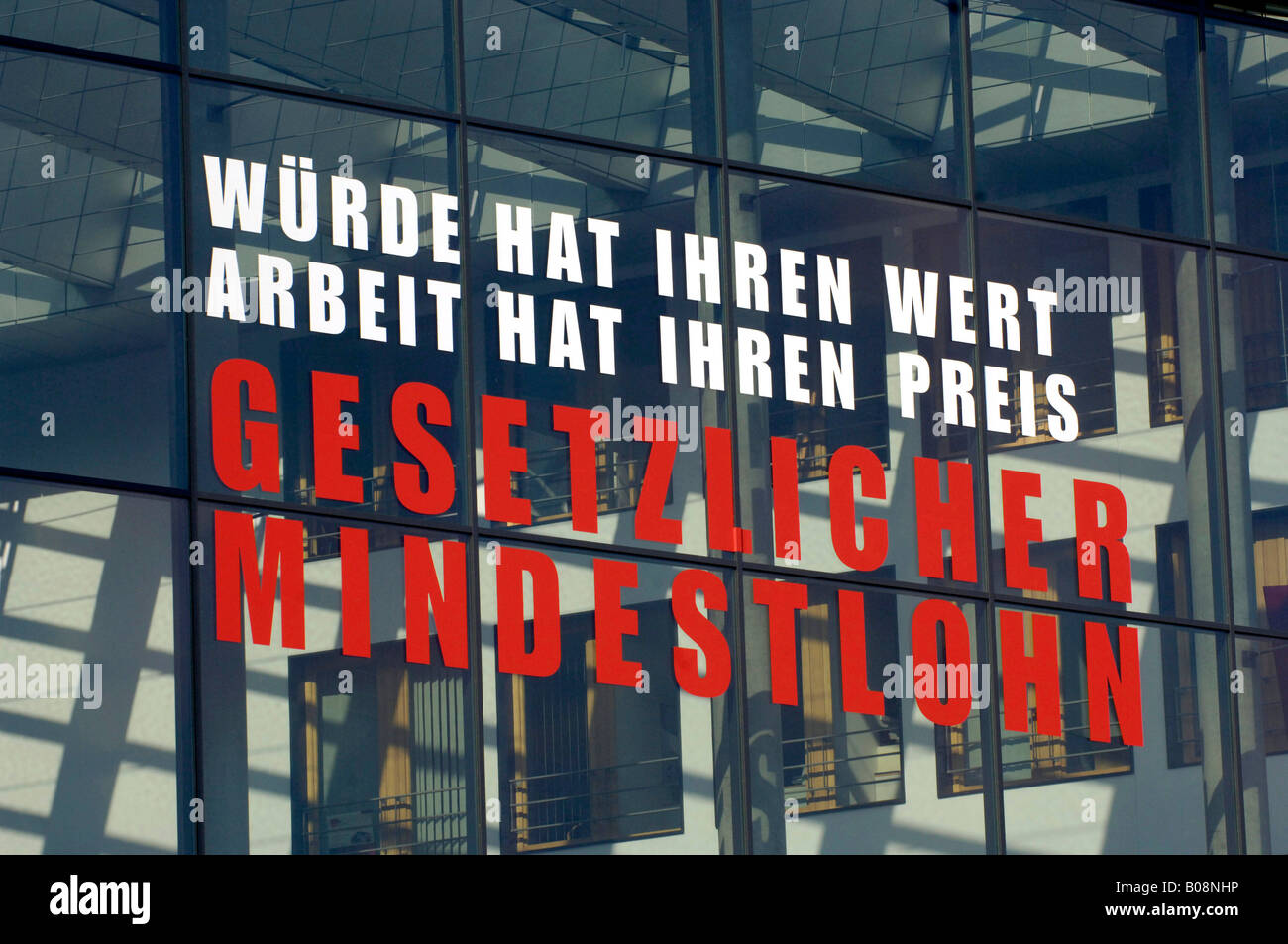 Slogan scritto su l'ingresso principale dell'edificio Ver.di, stato federale Amministrazione, 'Wuerde hat ihren Wert, Arbeit hat ih Foto Stock