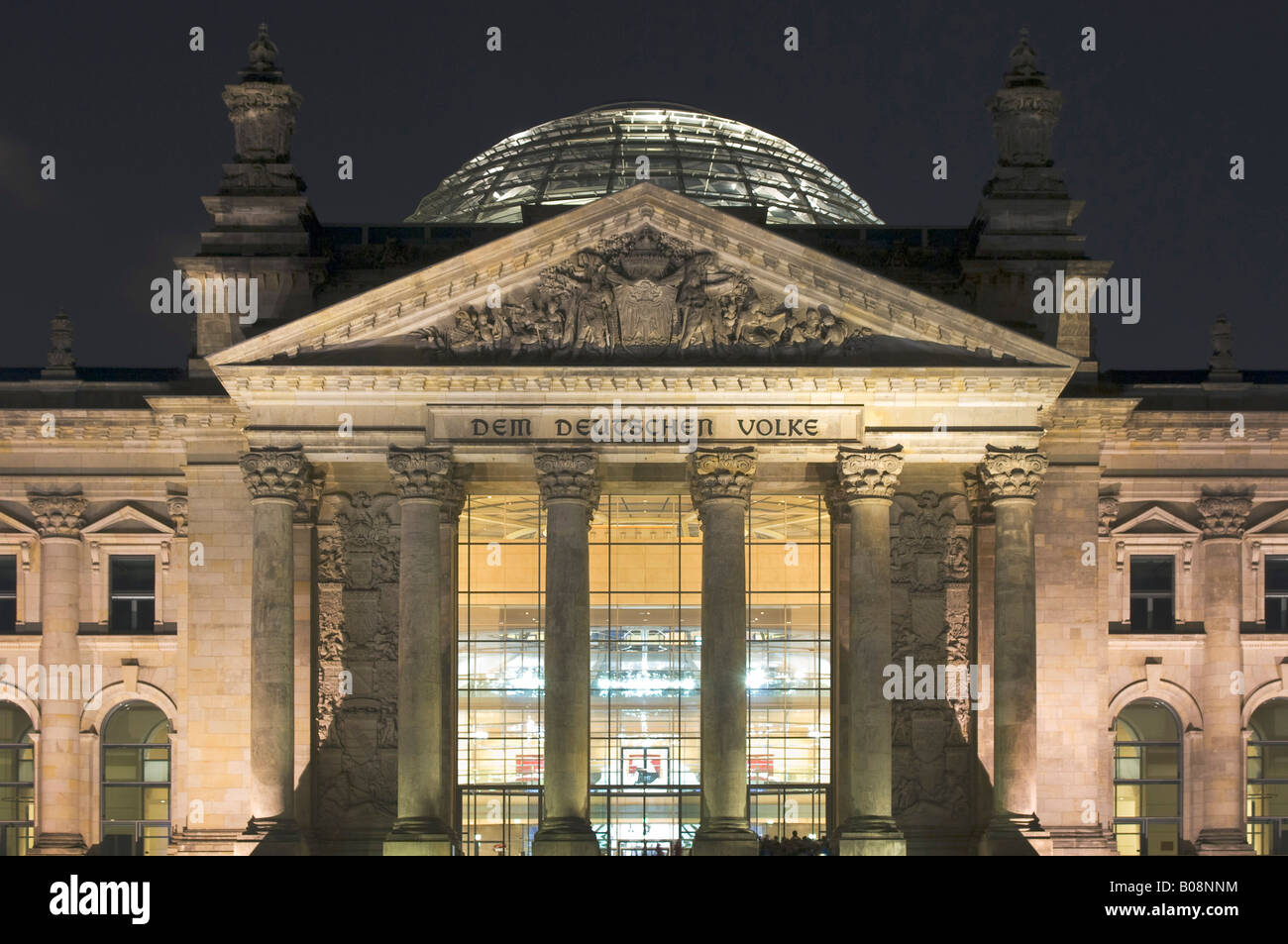 Il Reichstag (parlamento tedesco) Edificio di notte, Berlino, Germania Foto Stock