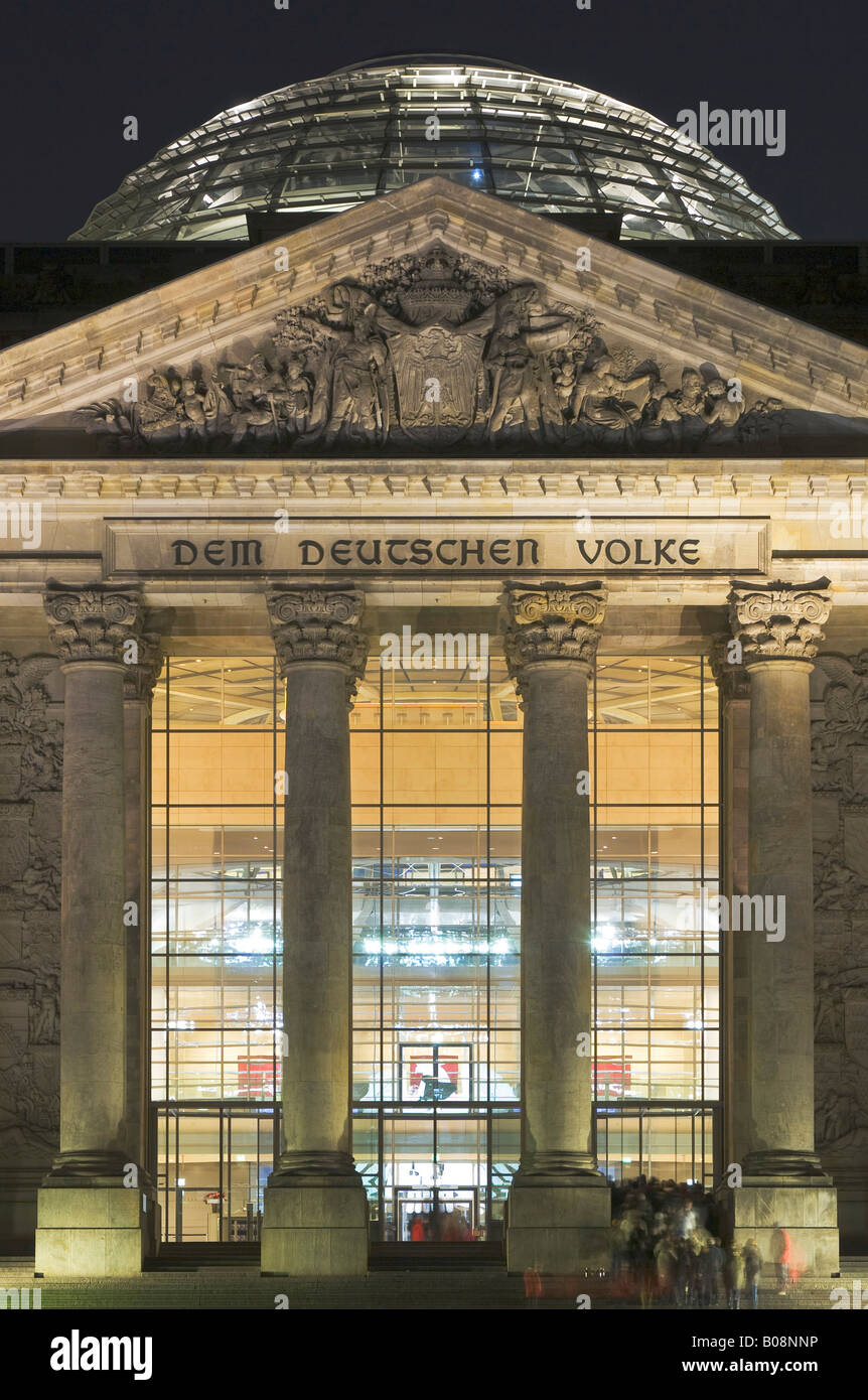 Il Reichstag (parlamento tedesco) Edificio di notte, Berlino, Germania Foto Stock