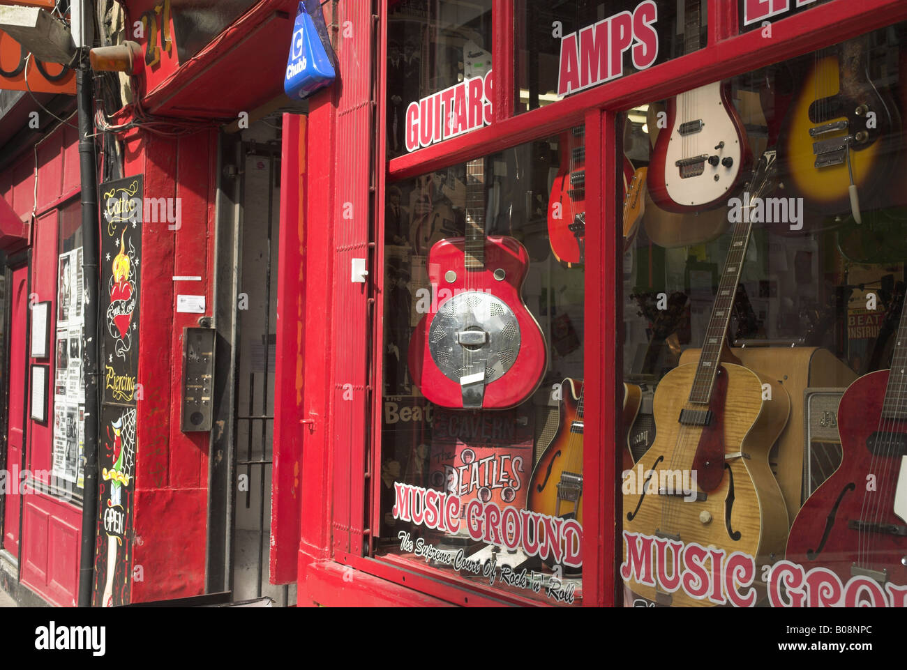 Strumento musicale shop, Tin Pan Alley (Denmark Street, London, W1, Regno Unito. Foto Stock