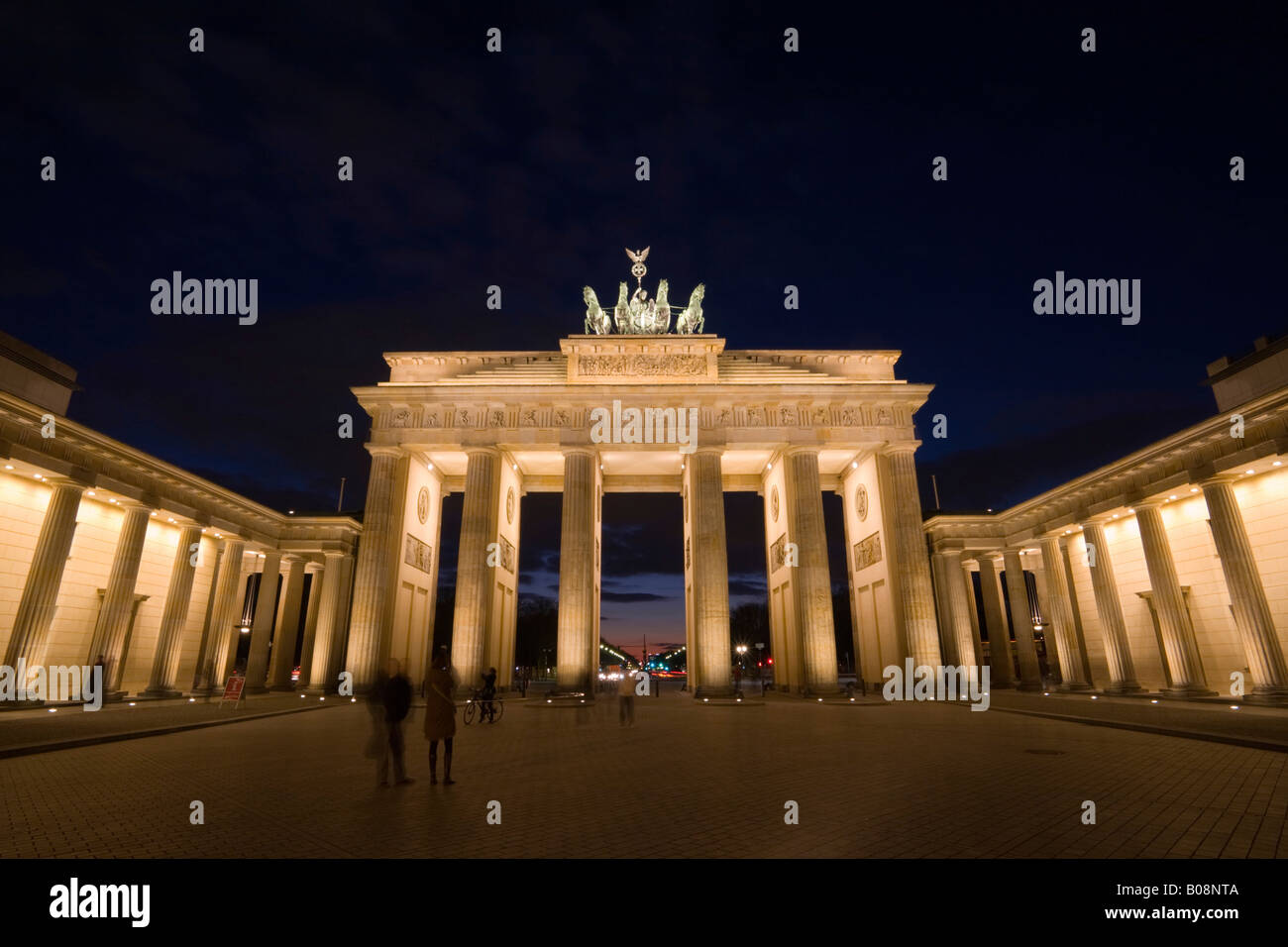 Brandenburger Tor (Porta di Brandeburgo) di notte, Pariser Platz e il centro di Berlino, Germania, Europa Foto Stock