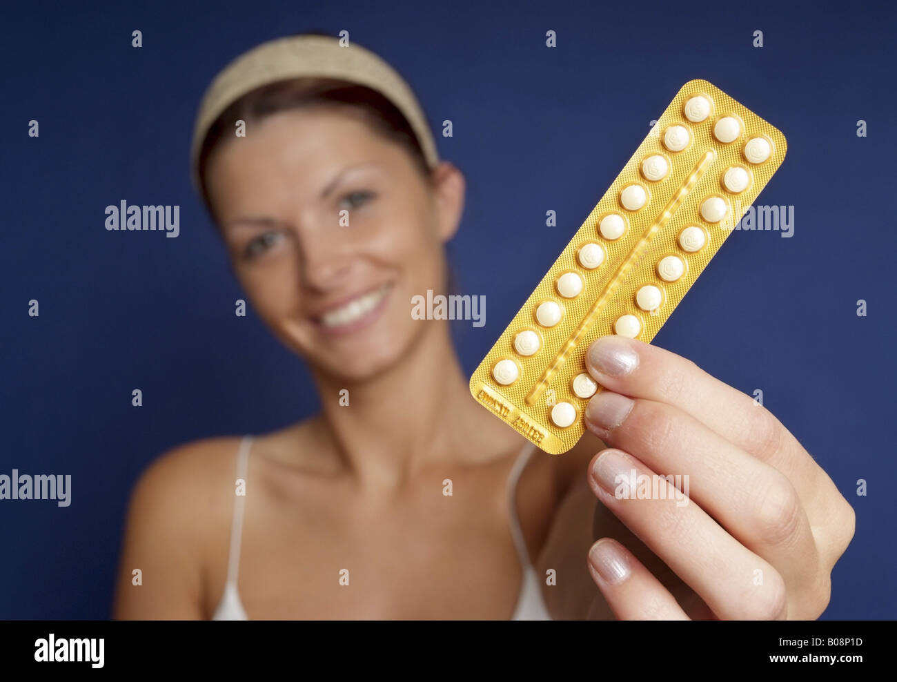 Giovane donna carina con un blister di pillole Foto Stock