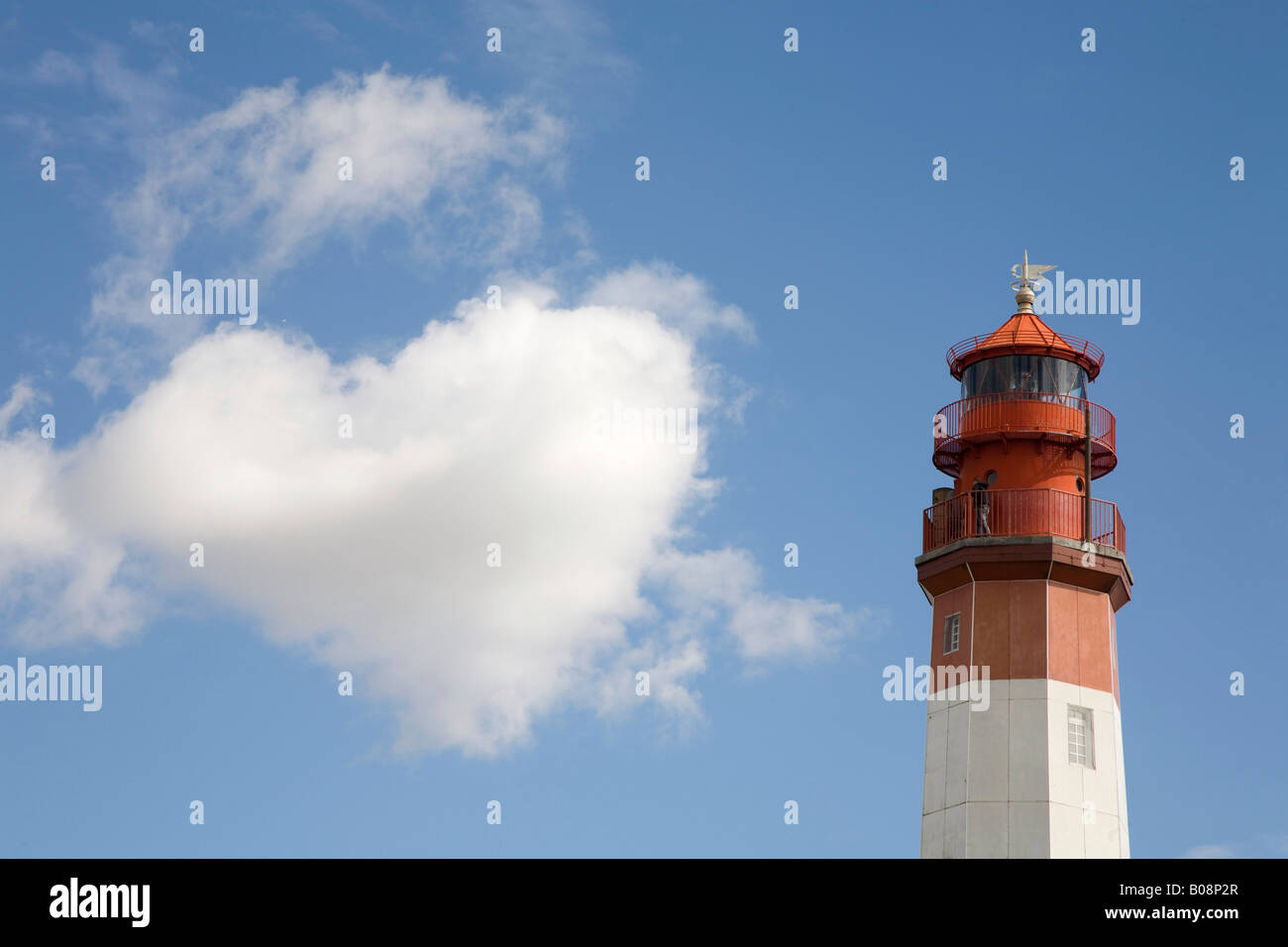 A forma di cuore nuvola accanto al faro, Fluegge, Fehmarn Island, Mar Baltico, Schleswig Holstein, Germania settentrionale Foto Stock