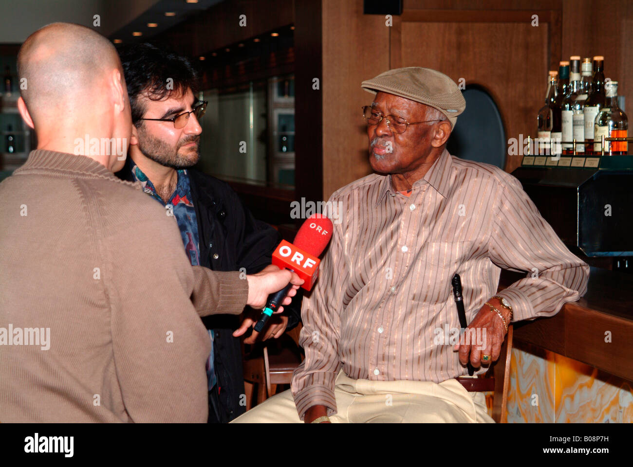 Musicista cubano Ibrahim Ferrer, Buena Vista Social Club, durante una intervista in TV a Innsbruck in Austria Foto Stock