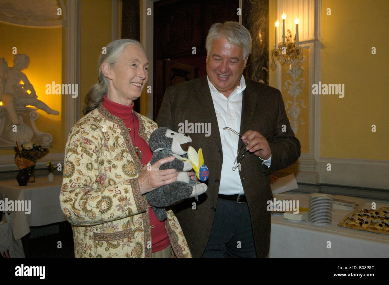 Primatologa e scimpanzé di avvocato, ONU messaggero di pace Jane Goodall accanto a Helmut Pechlaner durante un discorso tenuto in locande Foto Stock