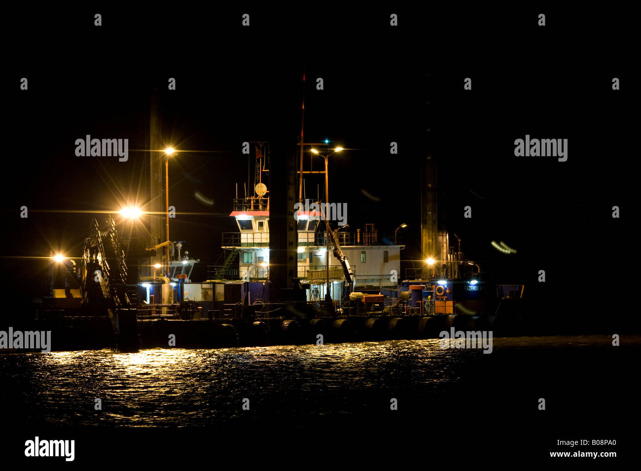 Di notte il dragaggio del Mare del Nord Foto Stock