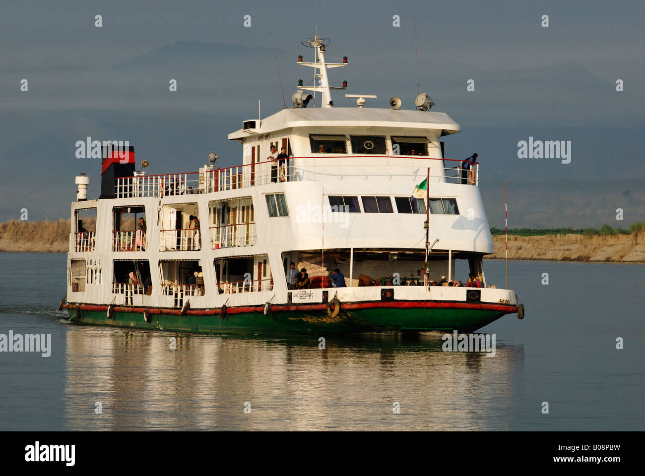 Barca fluviale sull'Irrawaddy Irawadi o fiume, Myanmar (Birmania), Sud-est asiatico Foto Stock