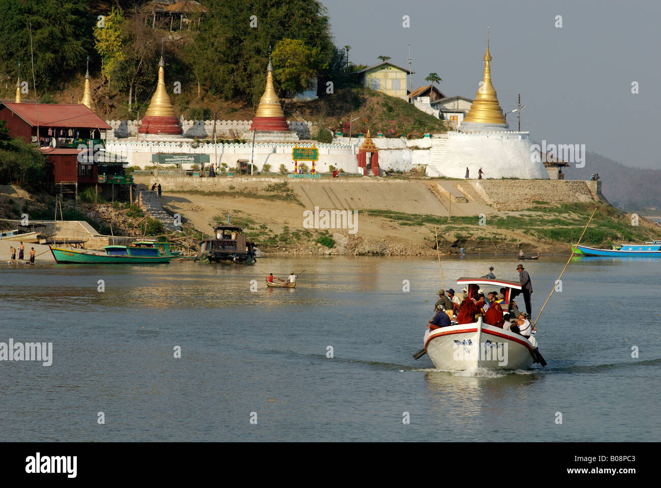 Riverboat sull'Irrawaddy Irawadi o fiume, Myanmar (Birmania), Sud-est asiatico Foto Stock