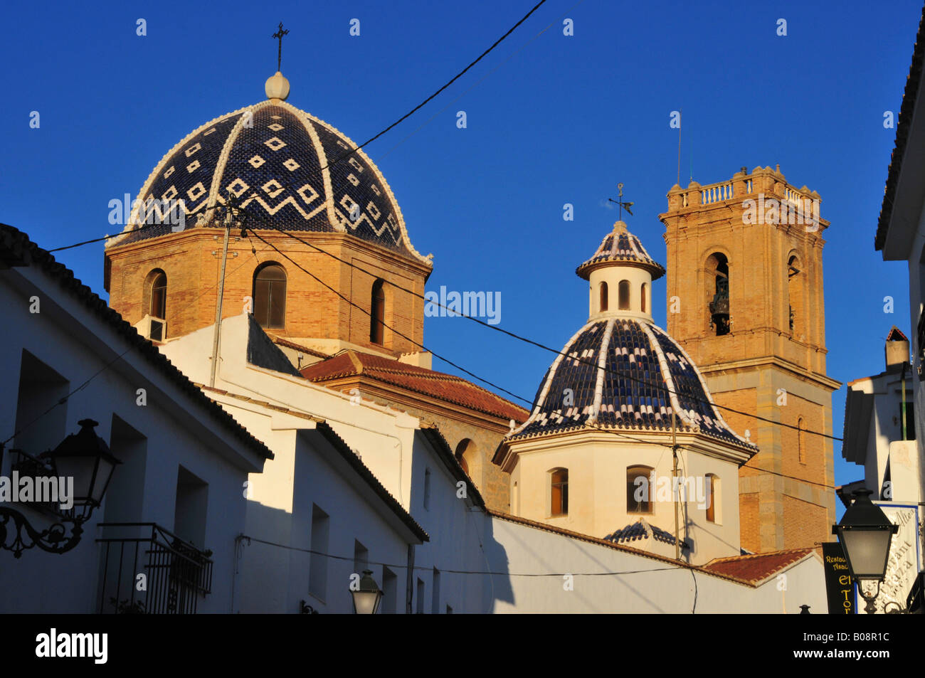 Piastrellate cupole e il campanile di giallo dorato Iglesia de Nuestra Señora del Consuelo Chiesa, Altea, Costa Blanca, Spagna Foto Stock