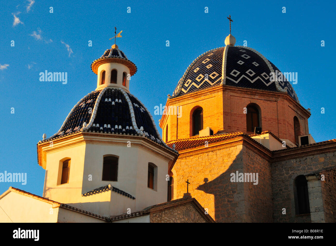 Le cupole in piastrelle di giallo dorato Iglesia de Nuestra Señora del Consuelo Chiesa, Altea, Costa Blanca, Spagna Foto Stock