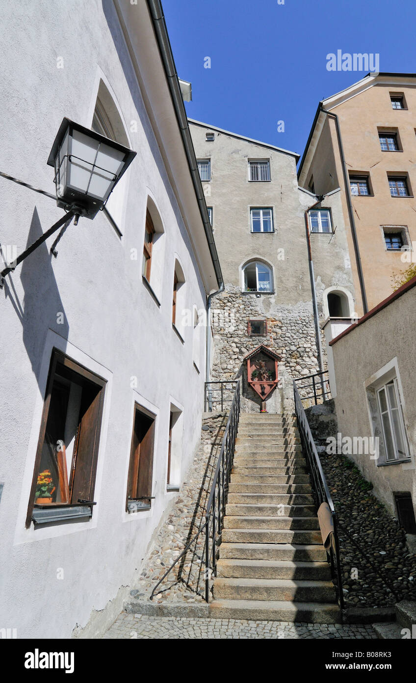 Una scalinata di pietra che conduce ad una icona religiosa nel centro storico di Hall, in Tirolo, Austria Foto Stock