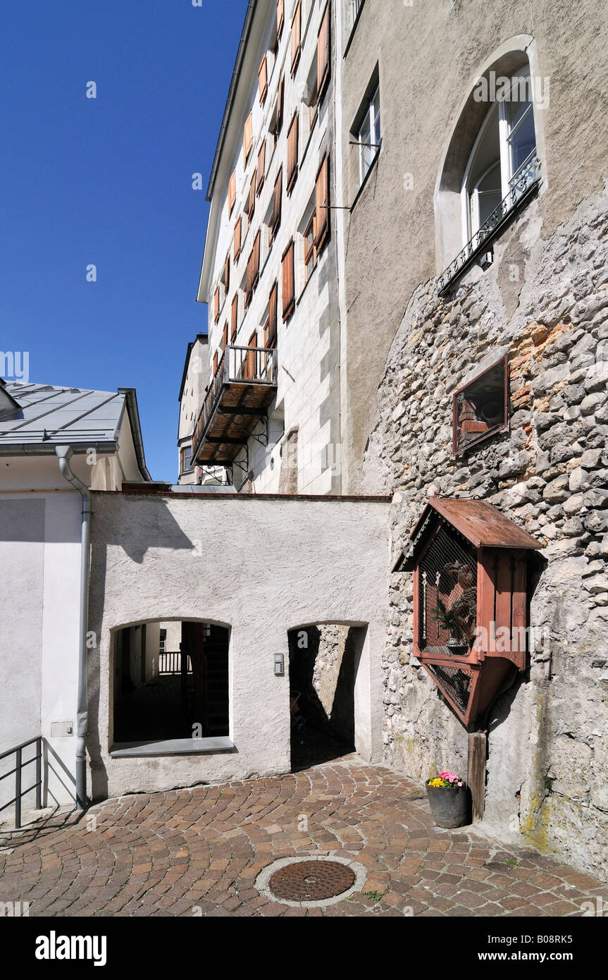 Piccola piazza e icona religiosa nel centro storico di Hall in Tirolo, Austria Foto Stock